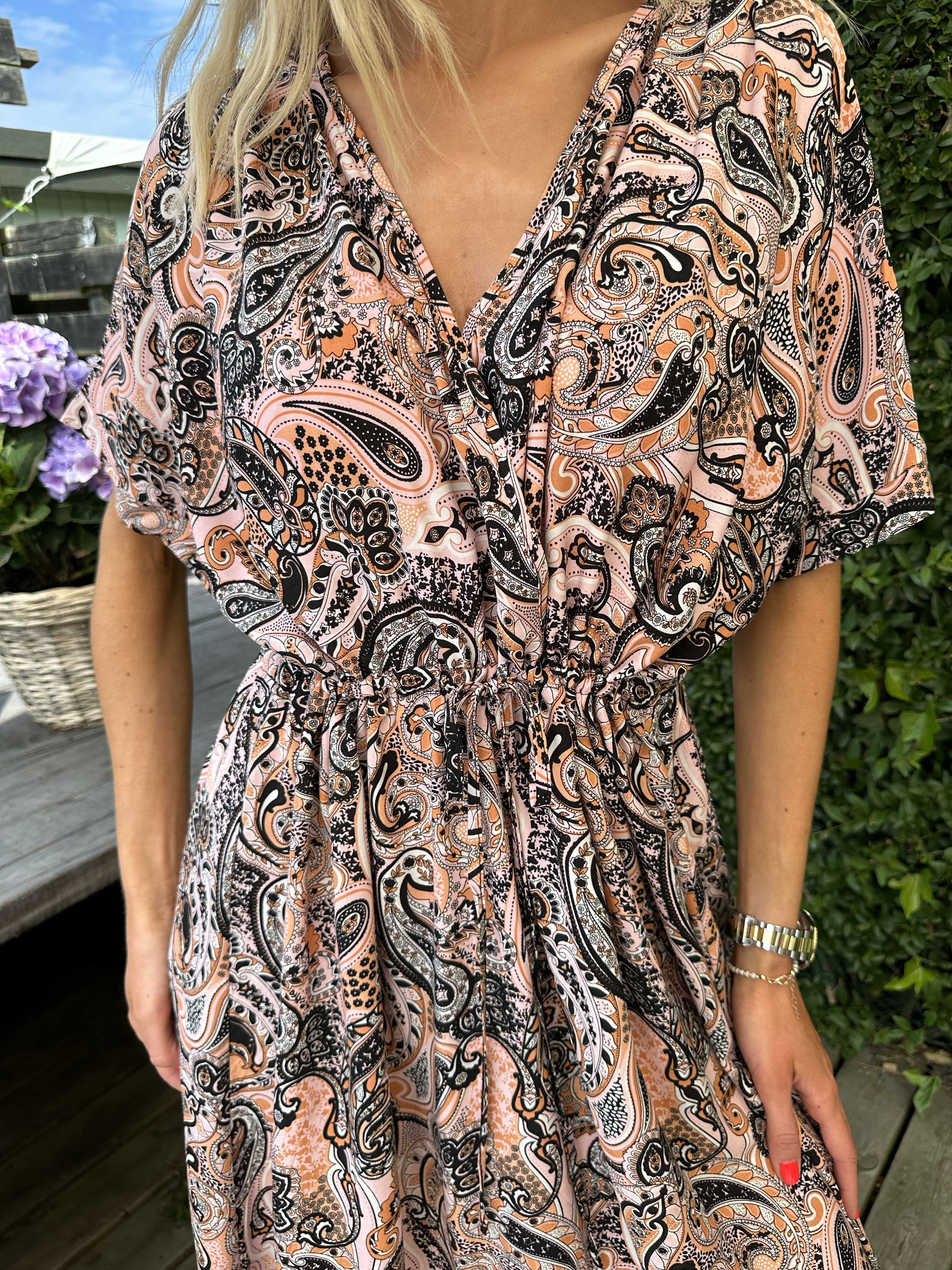 Cali - Söt klänning i viskos med paisleymönster och knytband