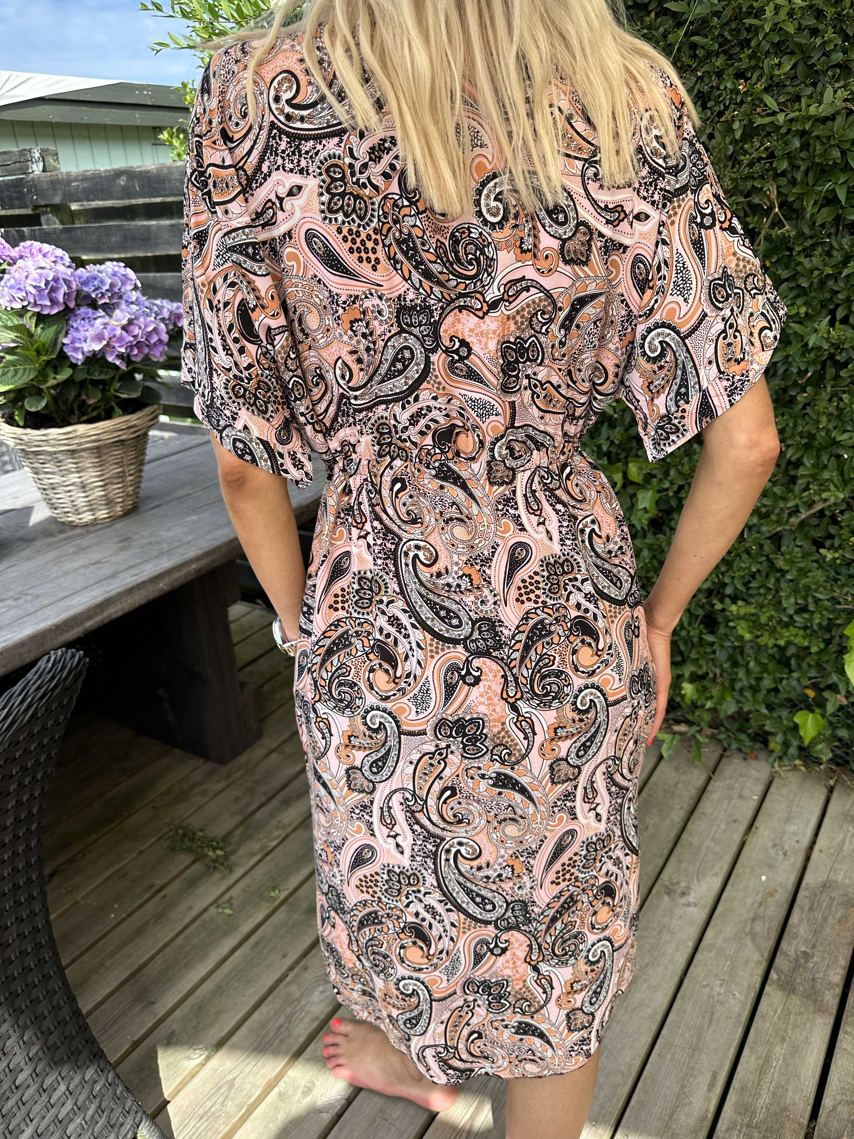 Cali - Söt klänning i viskos med paisleymönster och knytband