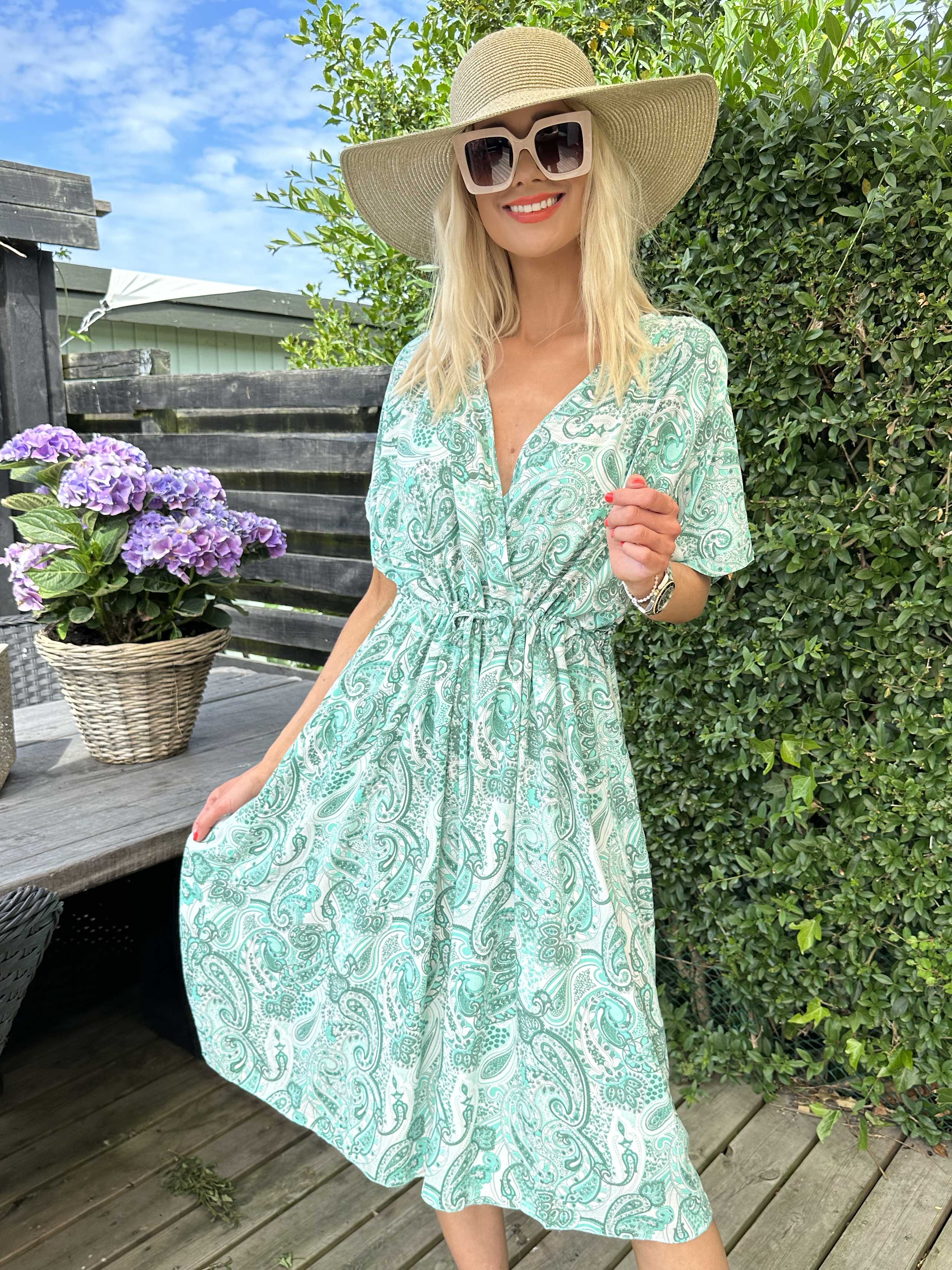 Cali - Söt klänning i viskos med paisleymönster och knytband