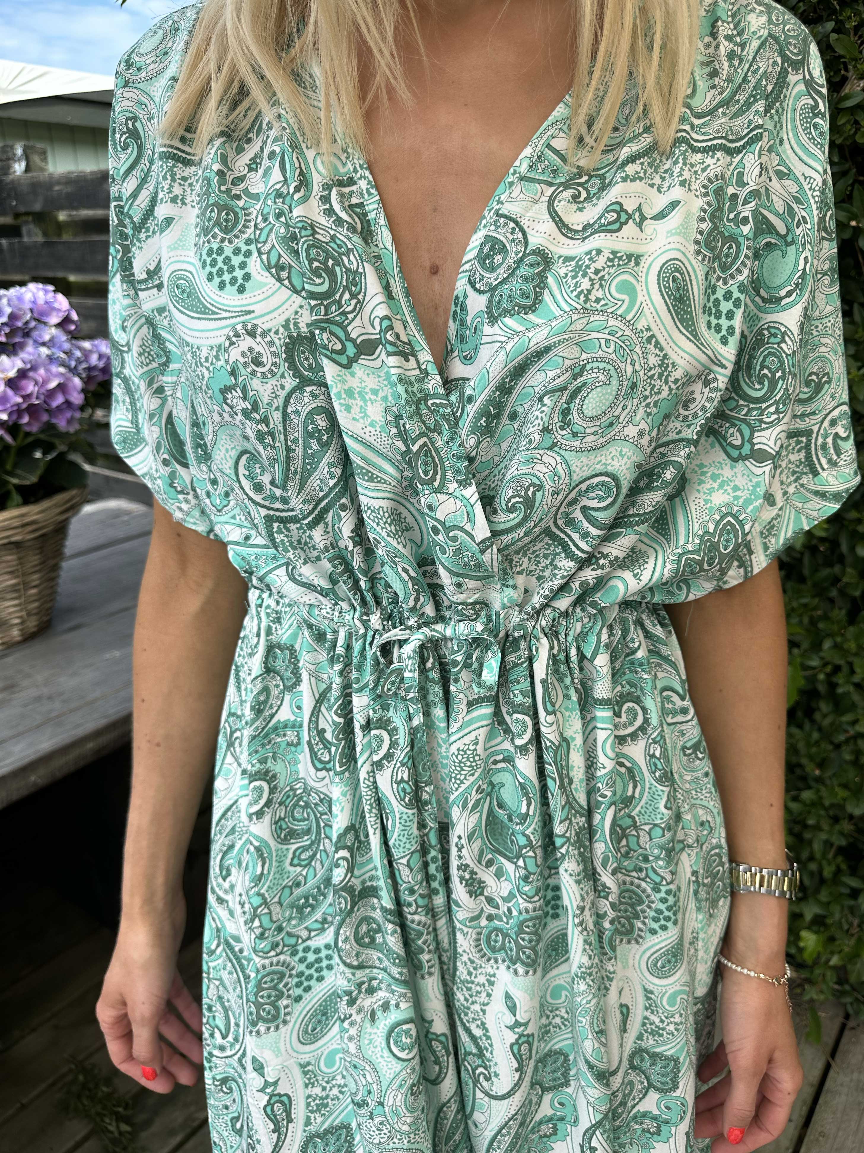 Cali - Söt klänning i viskos med paisleymönster och knytband