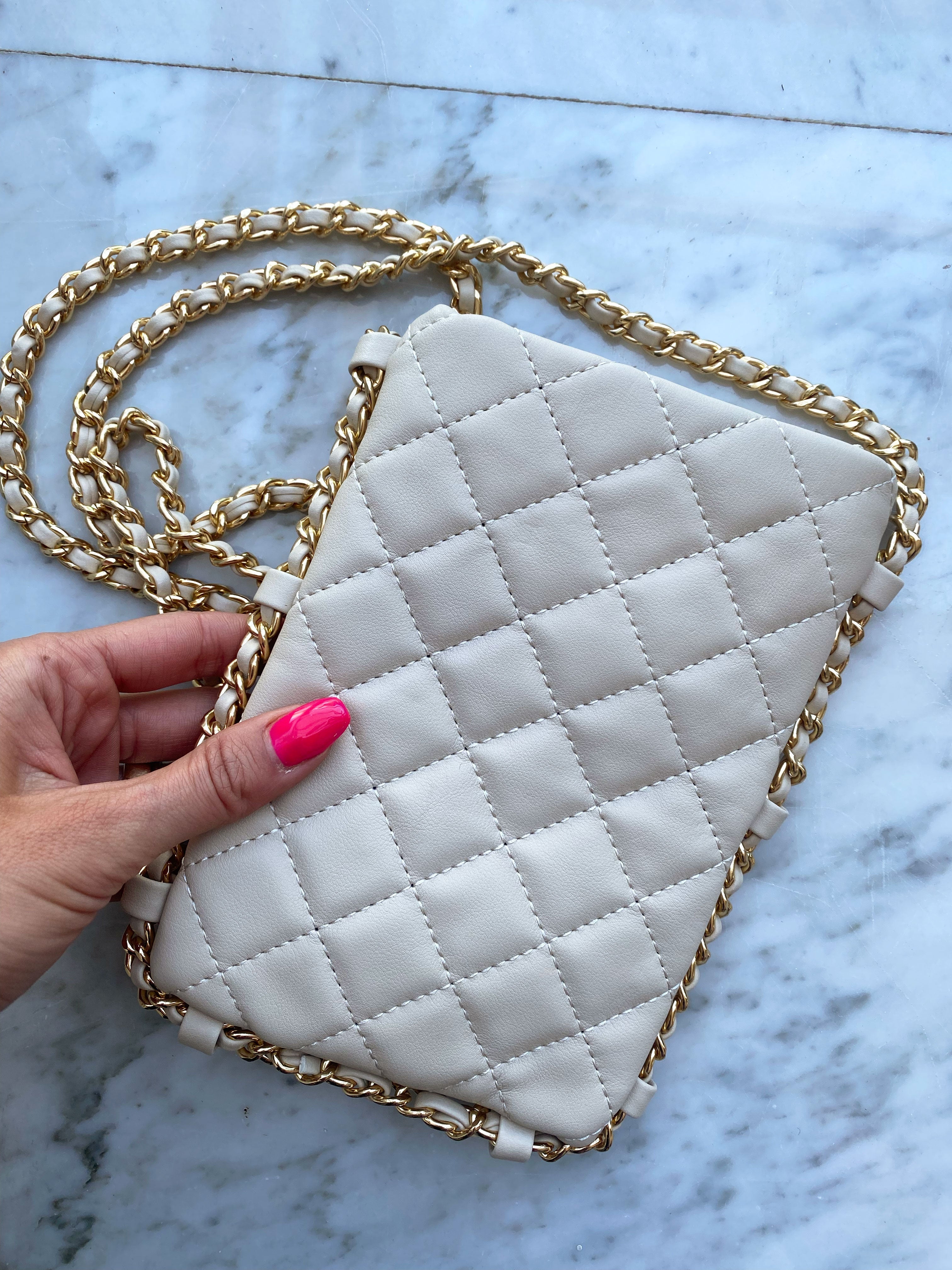 Caroline - Beige liten väska med guldkedja