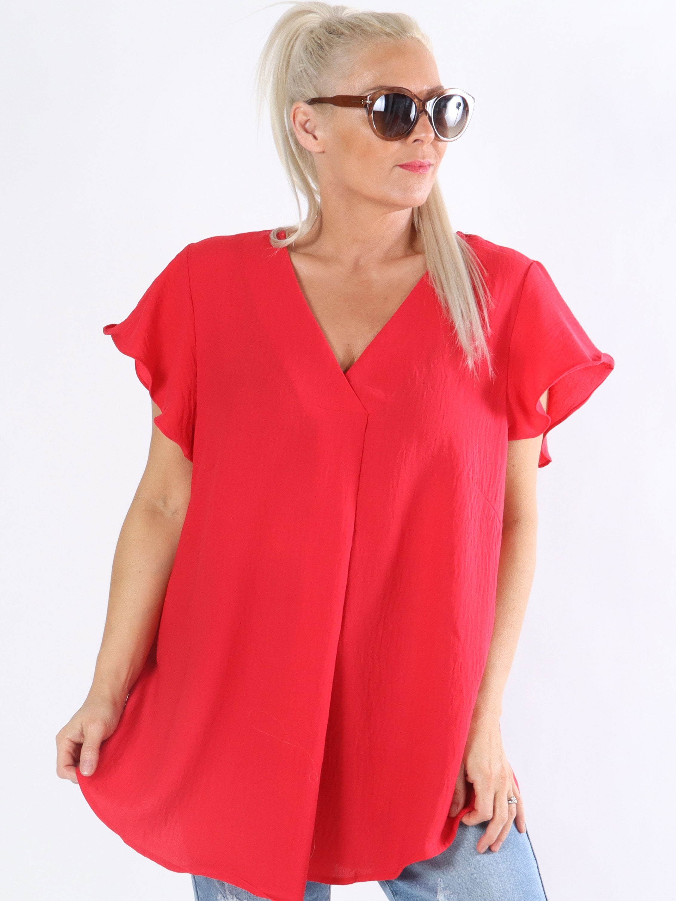 Ciara - Svart blus med v-ringning och liten volangärm