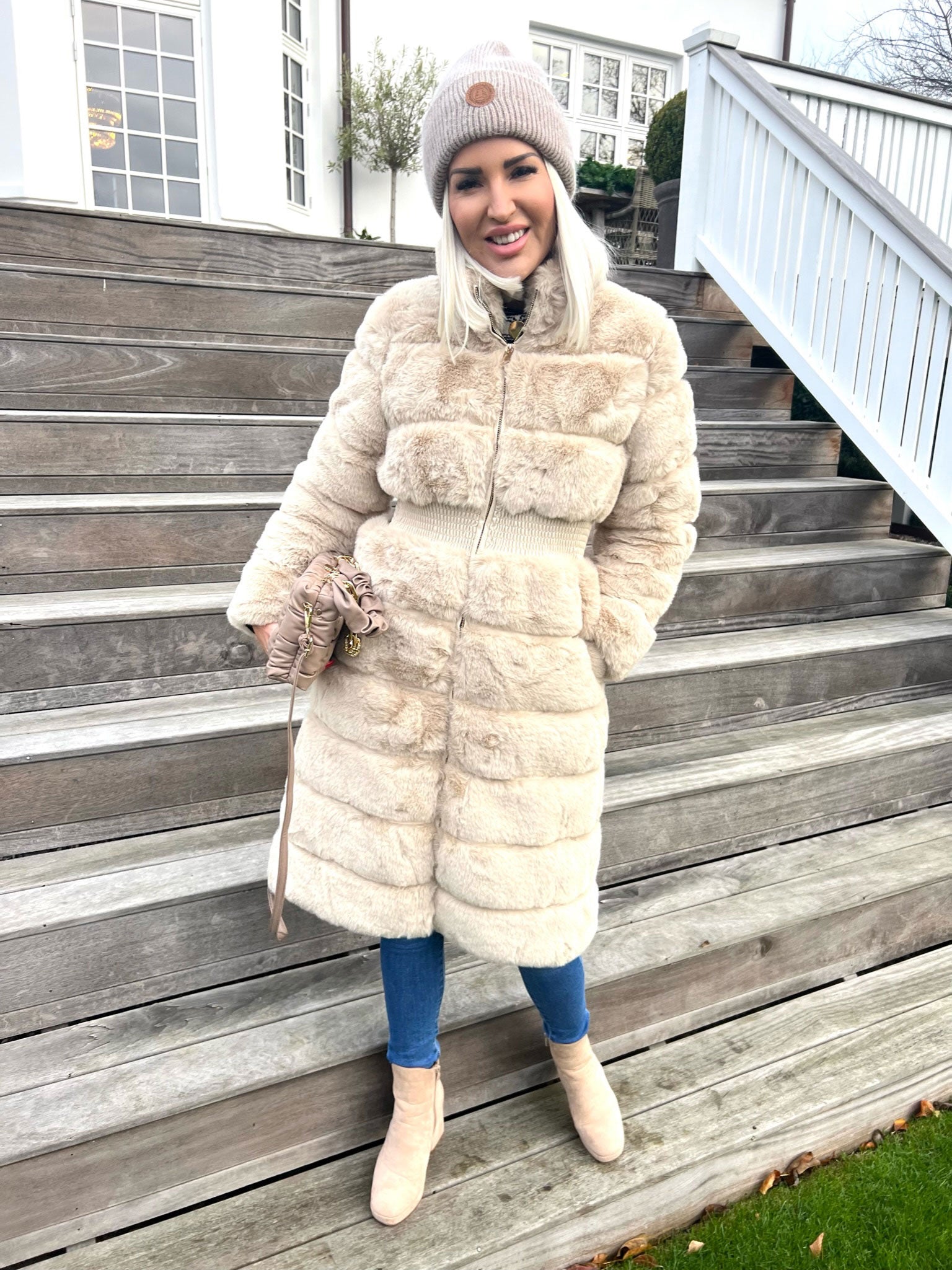 Darya - Fake Fur jacka med resår i midjan