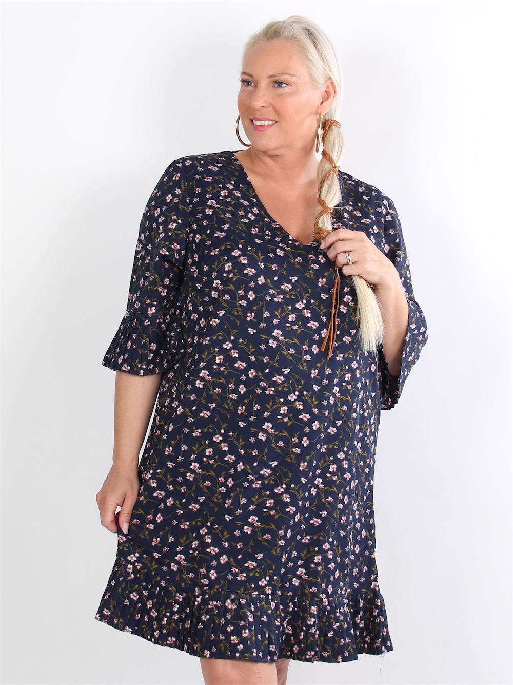 Elektra - Svart klänning med blommor och plisserad kant