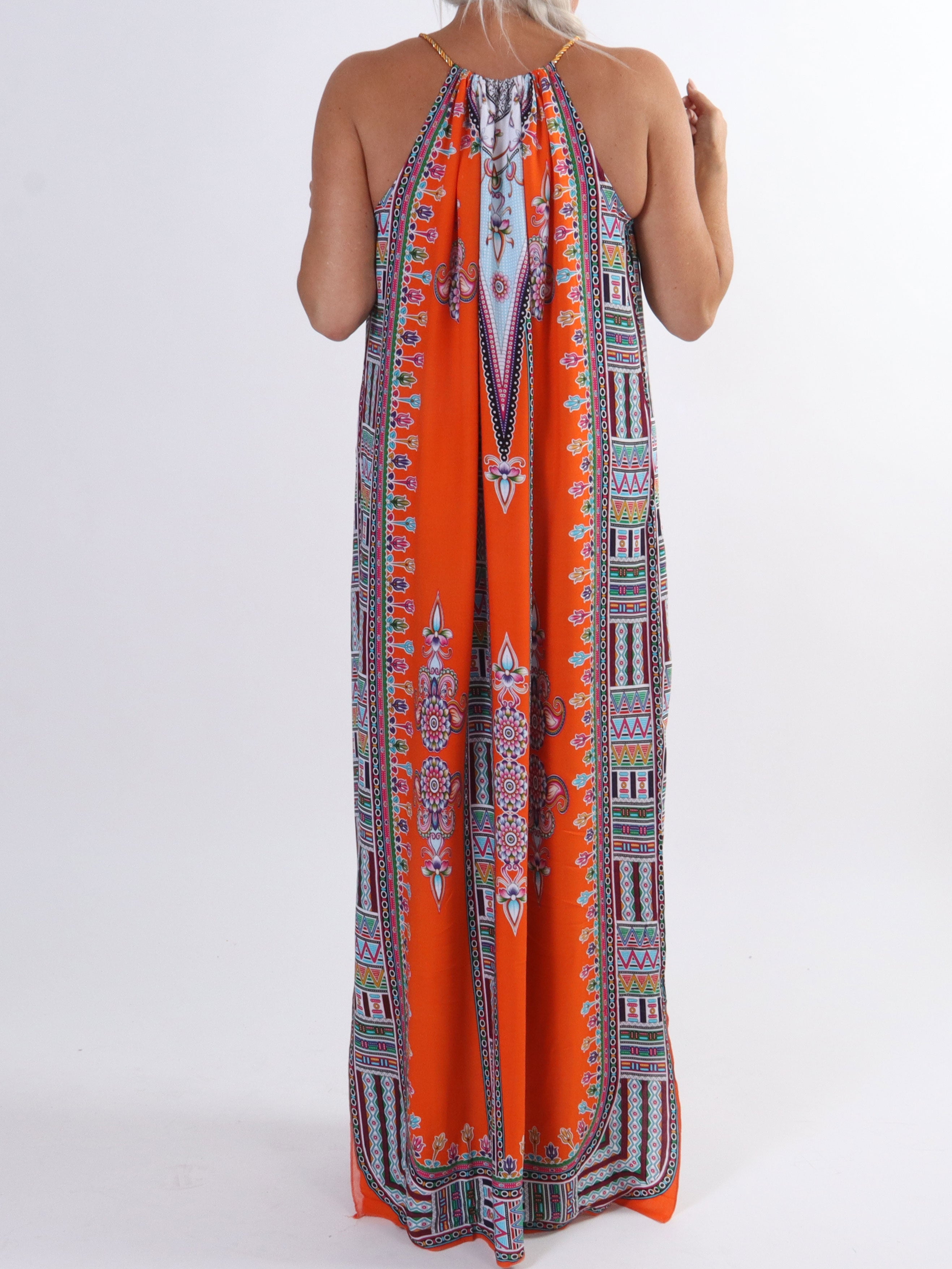 Elina - Lång färgad plus size-klänning med vridna axelband - Black