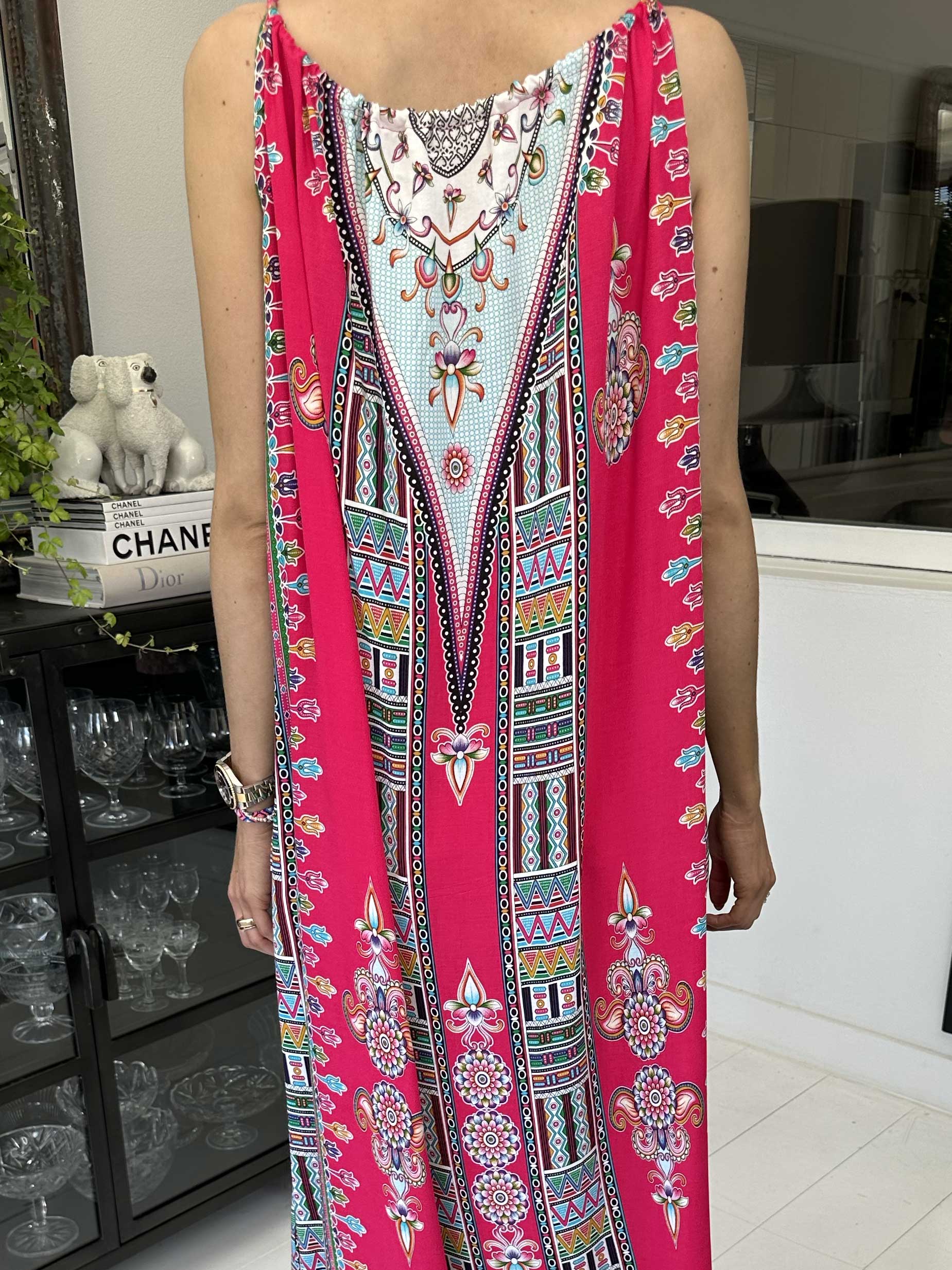 Elina - Lång färgad mönstrad klänning med vridna axelband