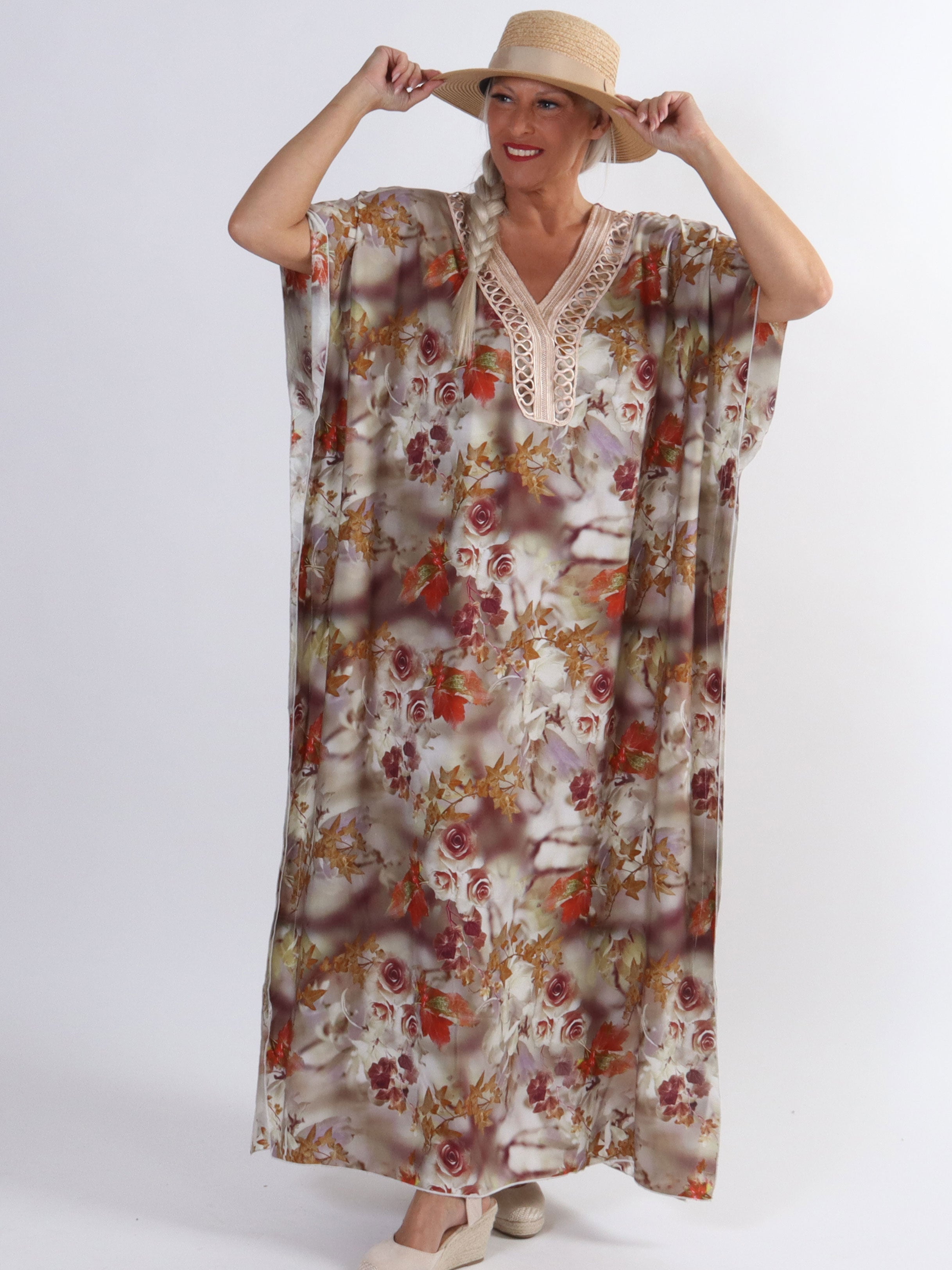 Emily - Söt lång tunikaklänning i stora storlekar med fint blommönster - Beige