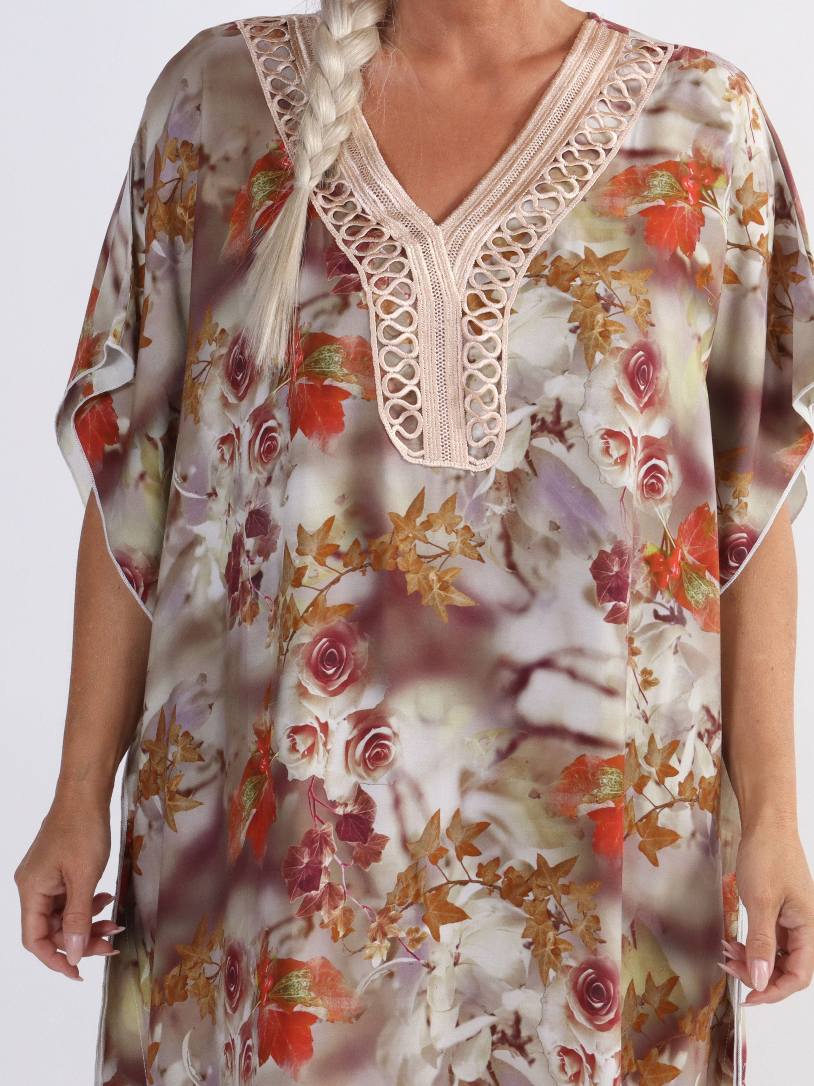 Emily - Söt lång tunikaklänning i stora storlekar med fint blommönster - Blue