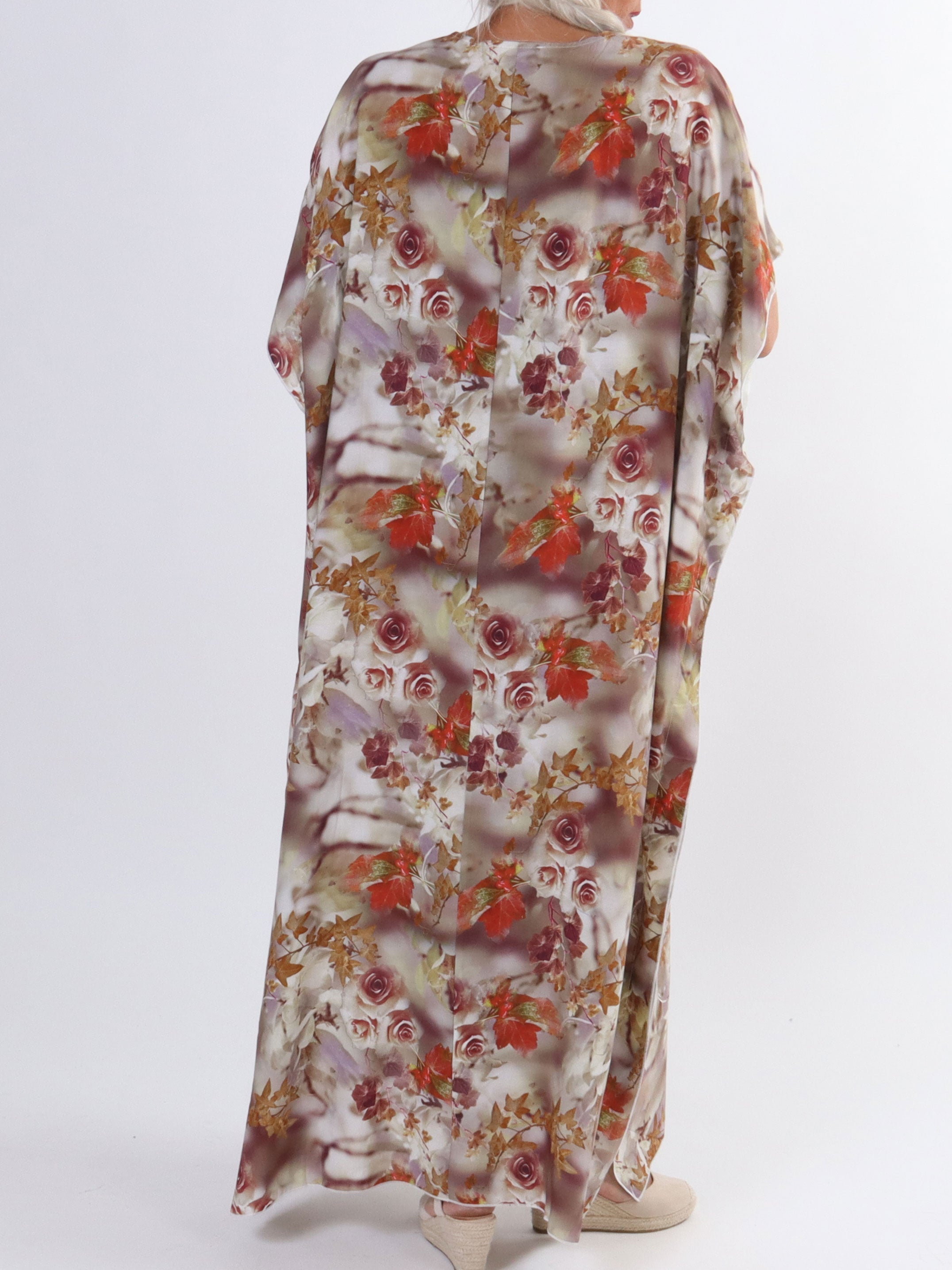 Emily - Söt lång tunikaklänning i stora storlekar med fint blommönster