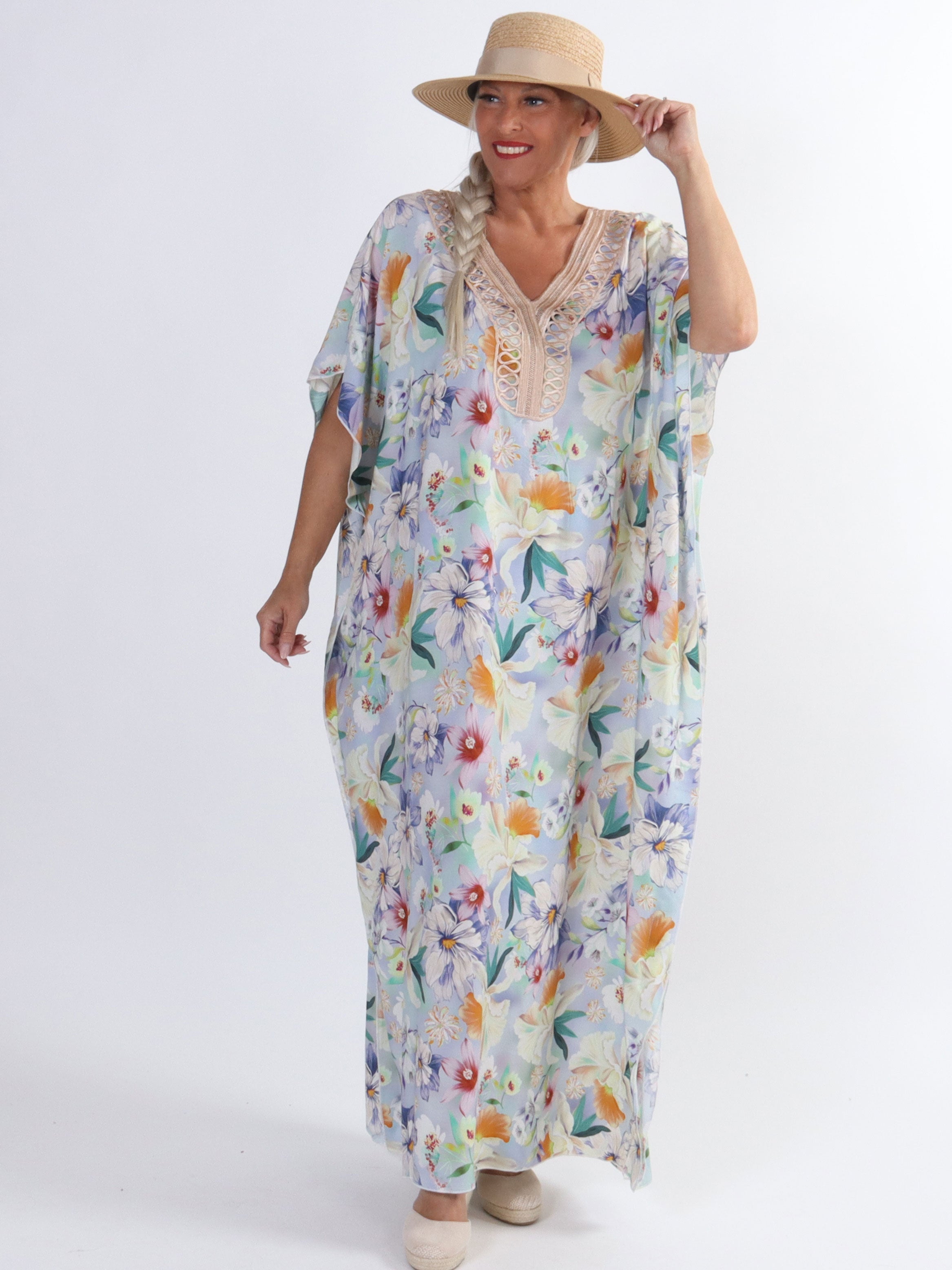 Emily - Söt lång tunikaklänning i stora storlekar med fint blommönster