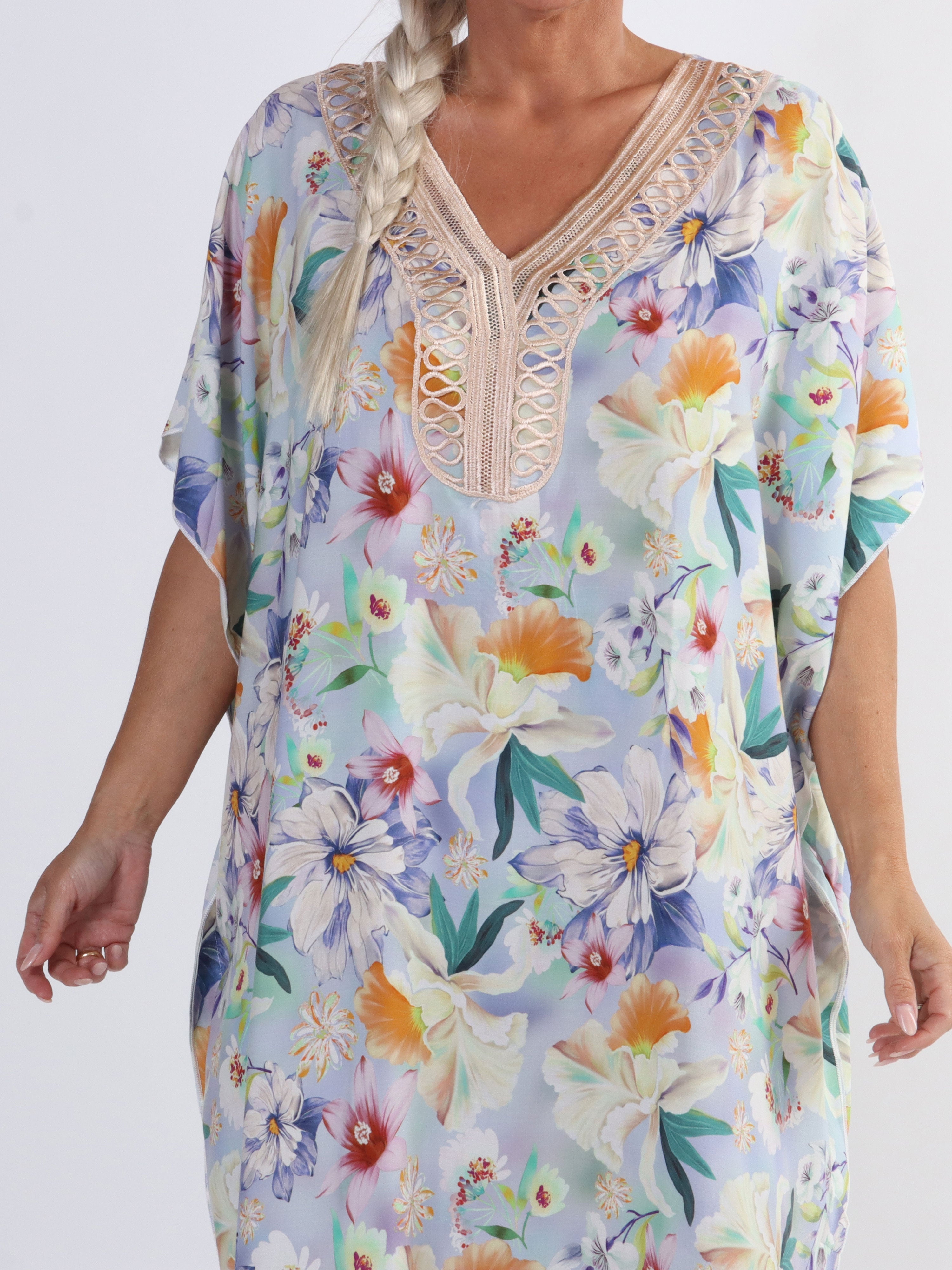 Emily - Söt lång tunikaklänning i stora storlekar med fint blommönster