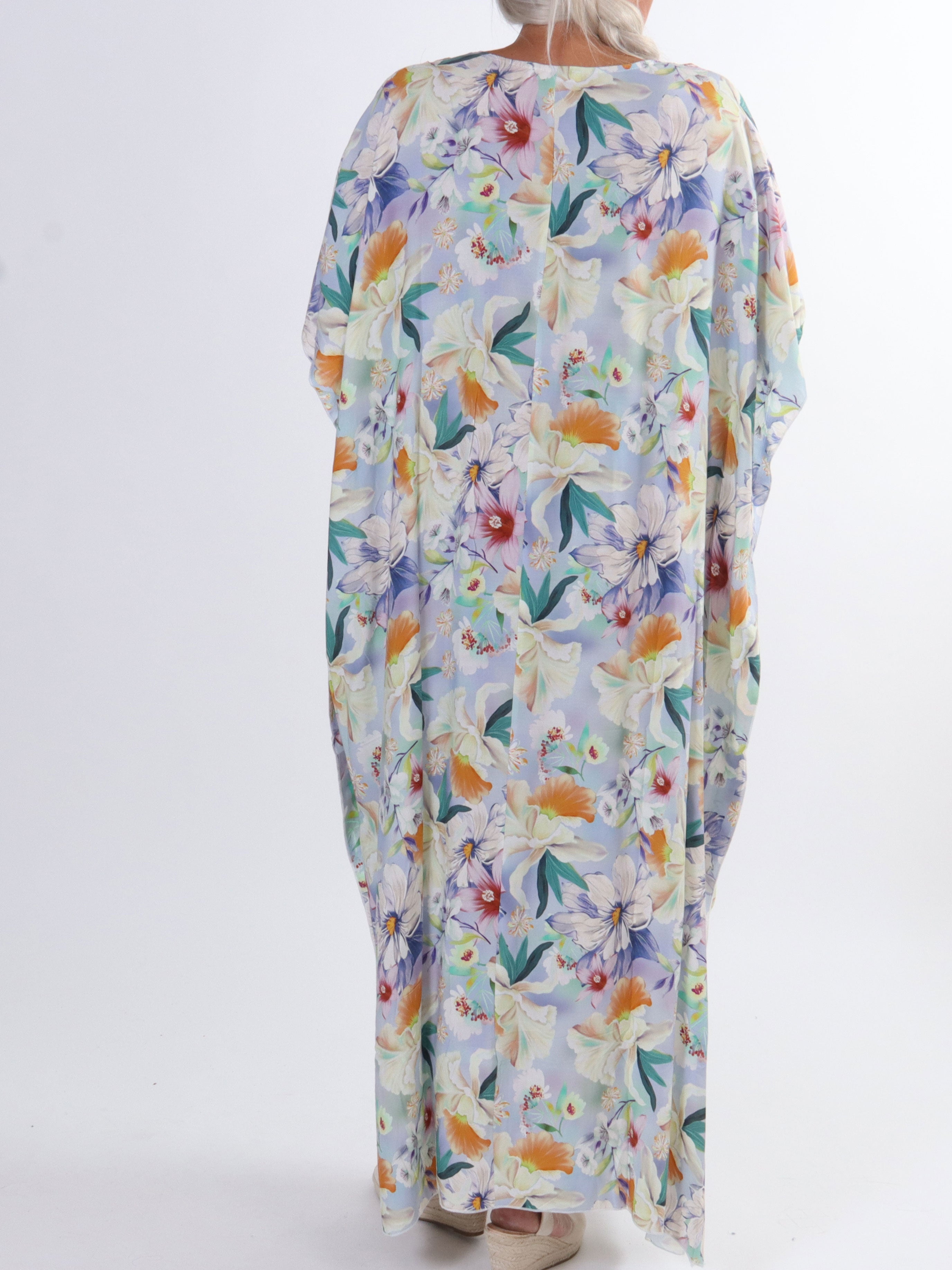 Emily - Söt lång tunikaklänning i stora storlekar med fint blommönster