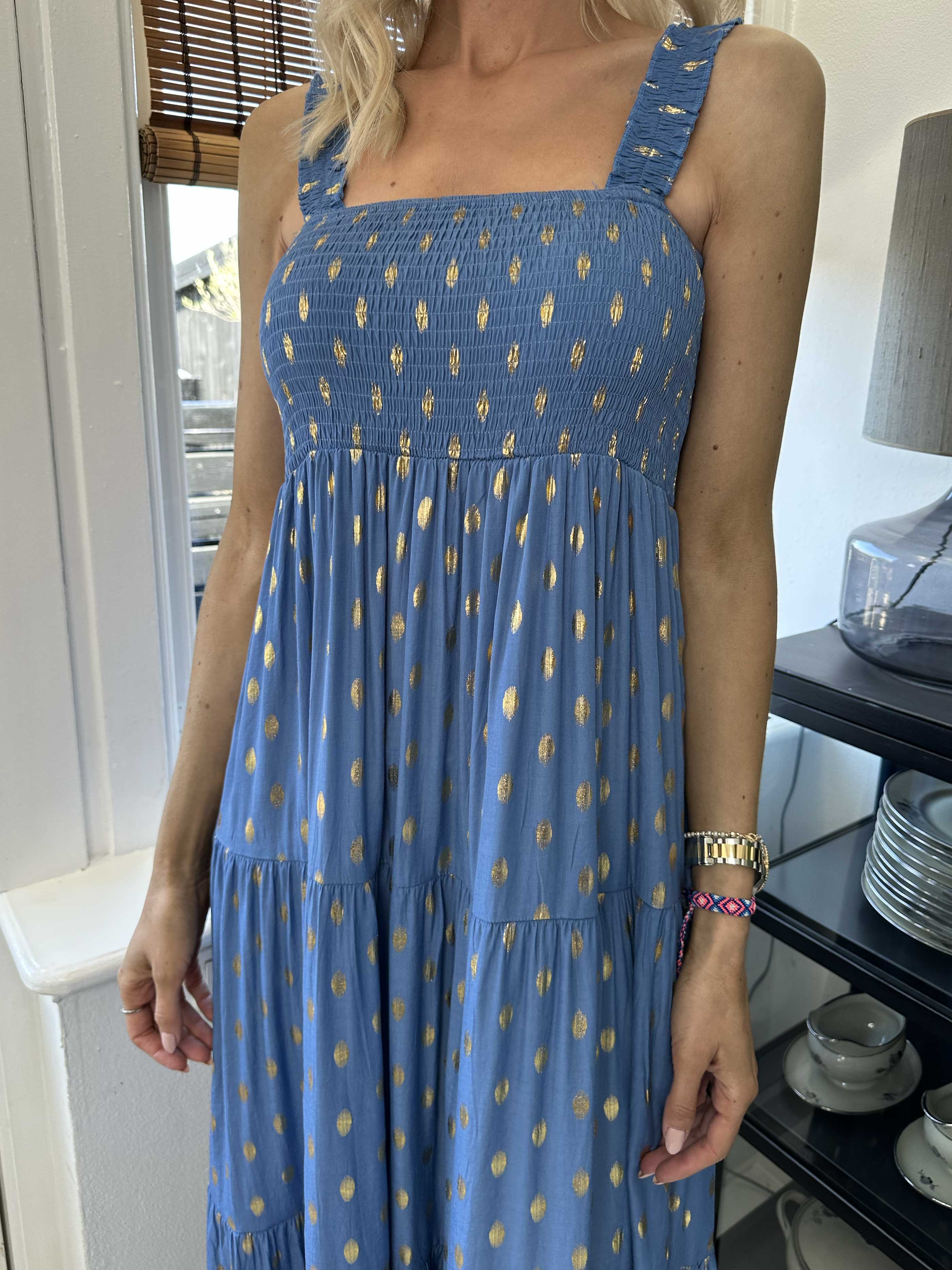 Emma - Lång klänning med smockad byst och gulddetaljer