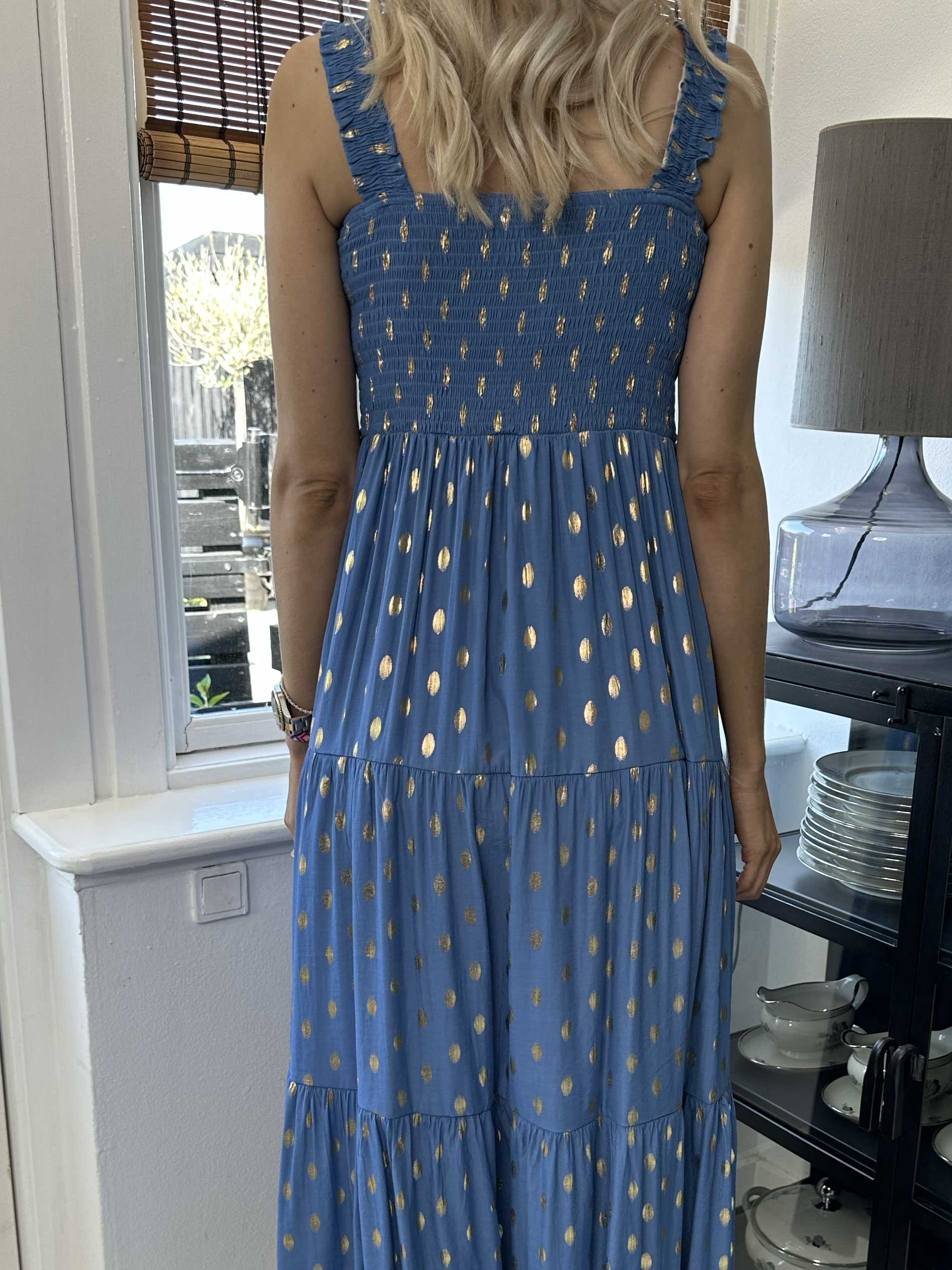 Emma - Lång klänning med smockad byst och gulddetaljer