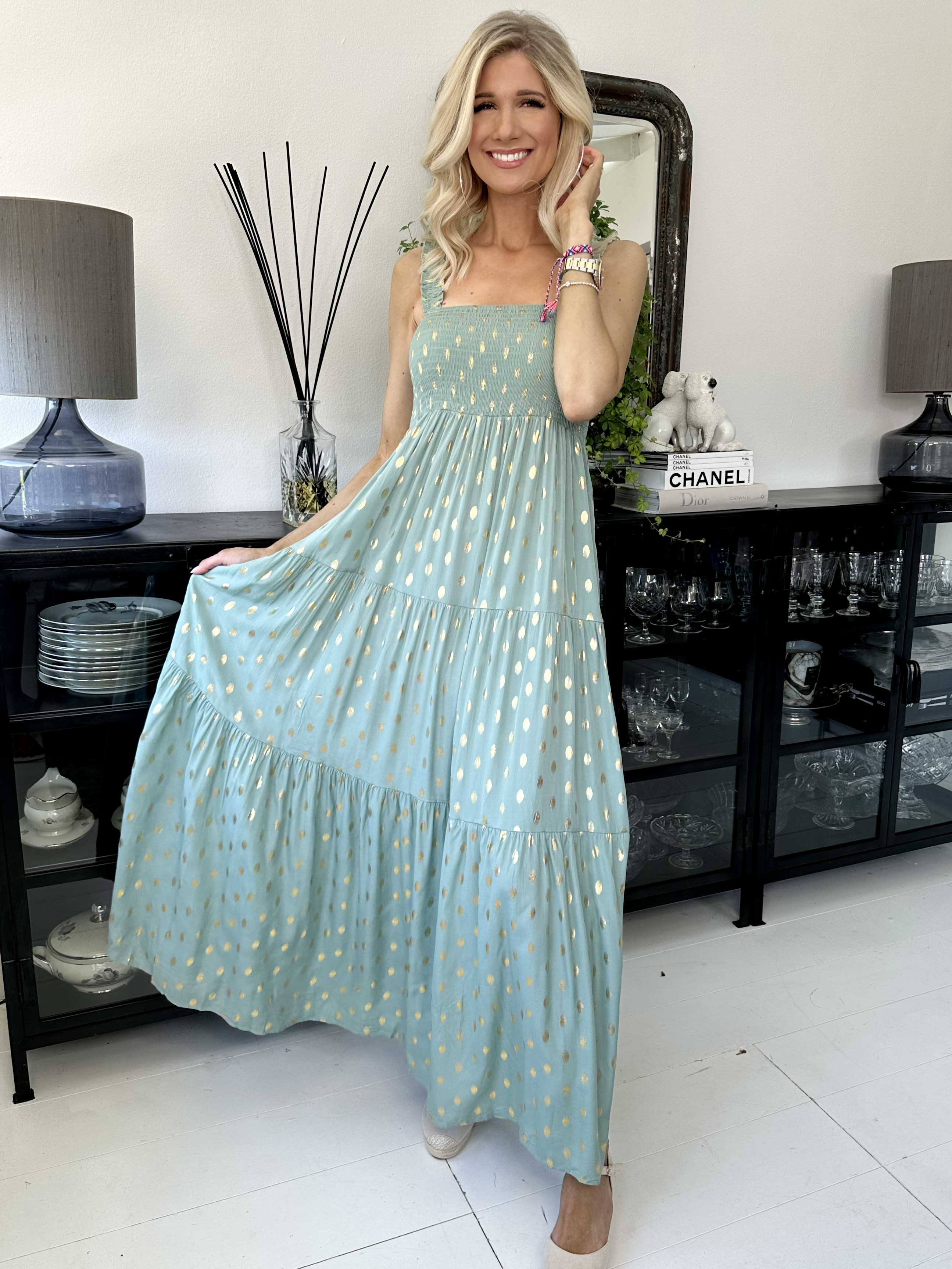 Emma - Lång klänning med smockad byst och gulddetaljer