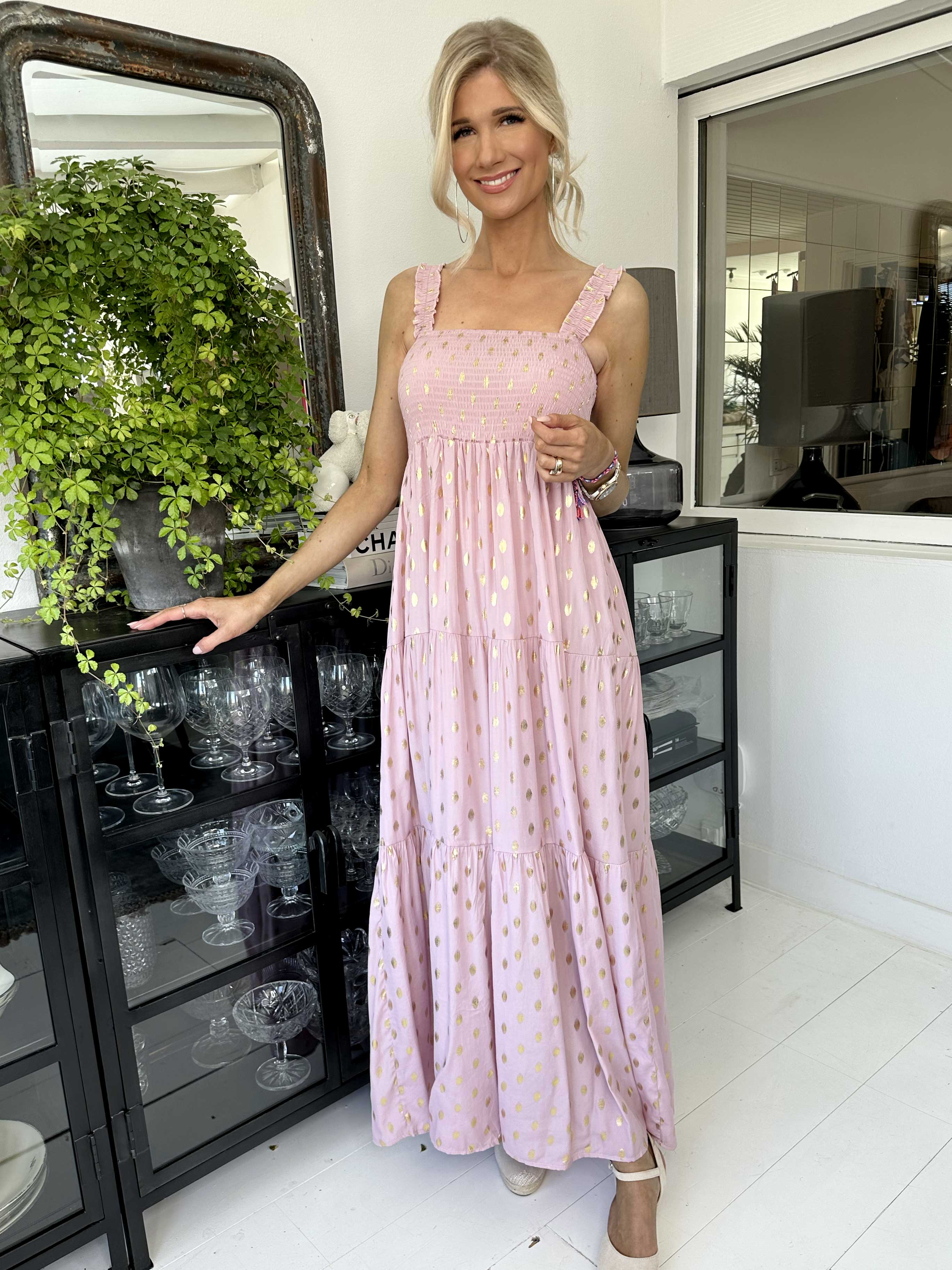 Emma - Lång klänning med smockad byst och gulddetaljer