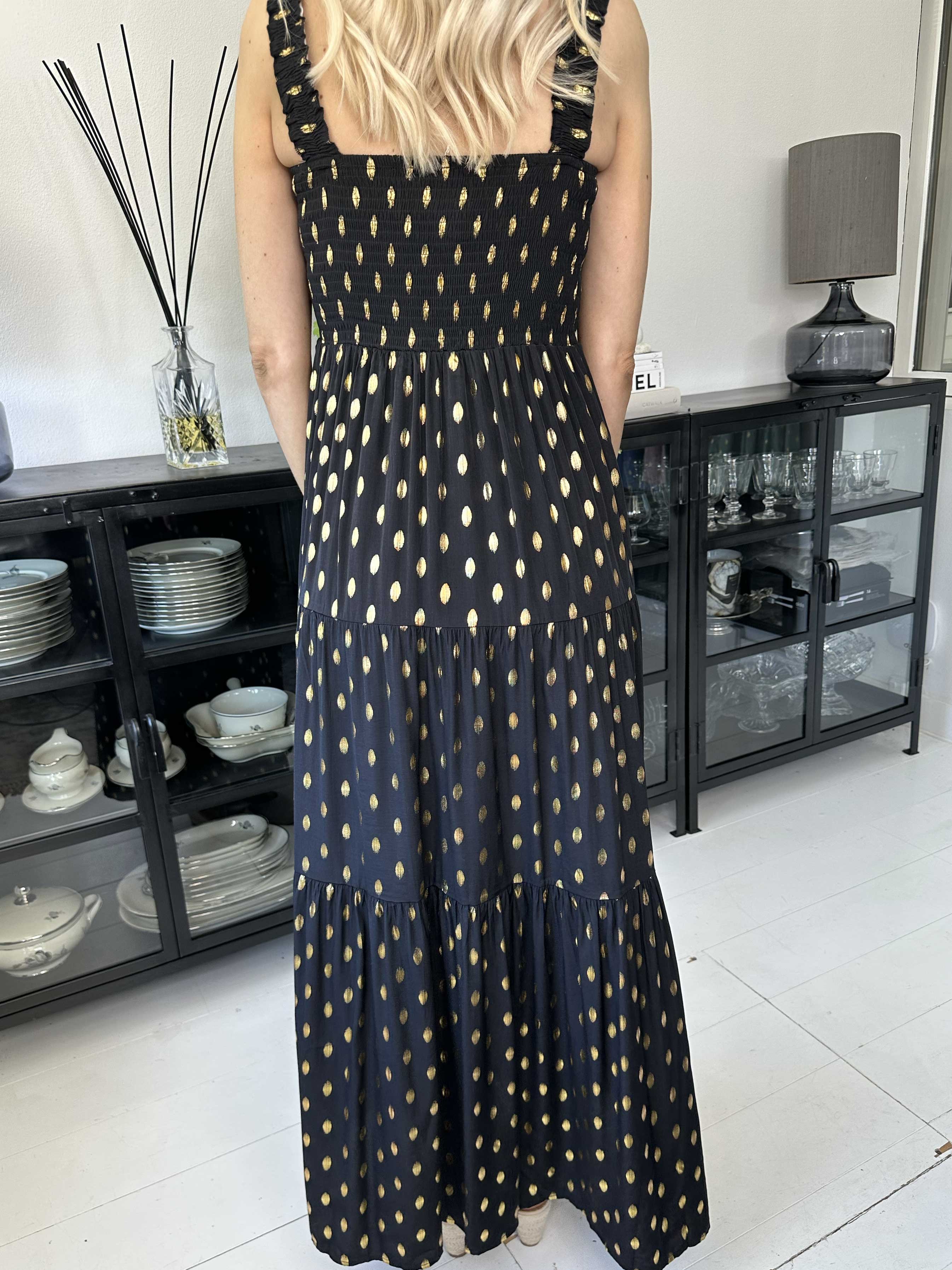 Emma - Lång klänning med smockad byst och gulddetaljer