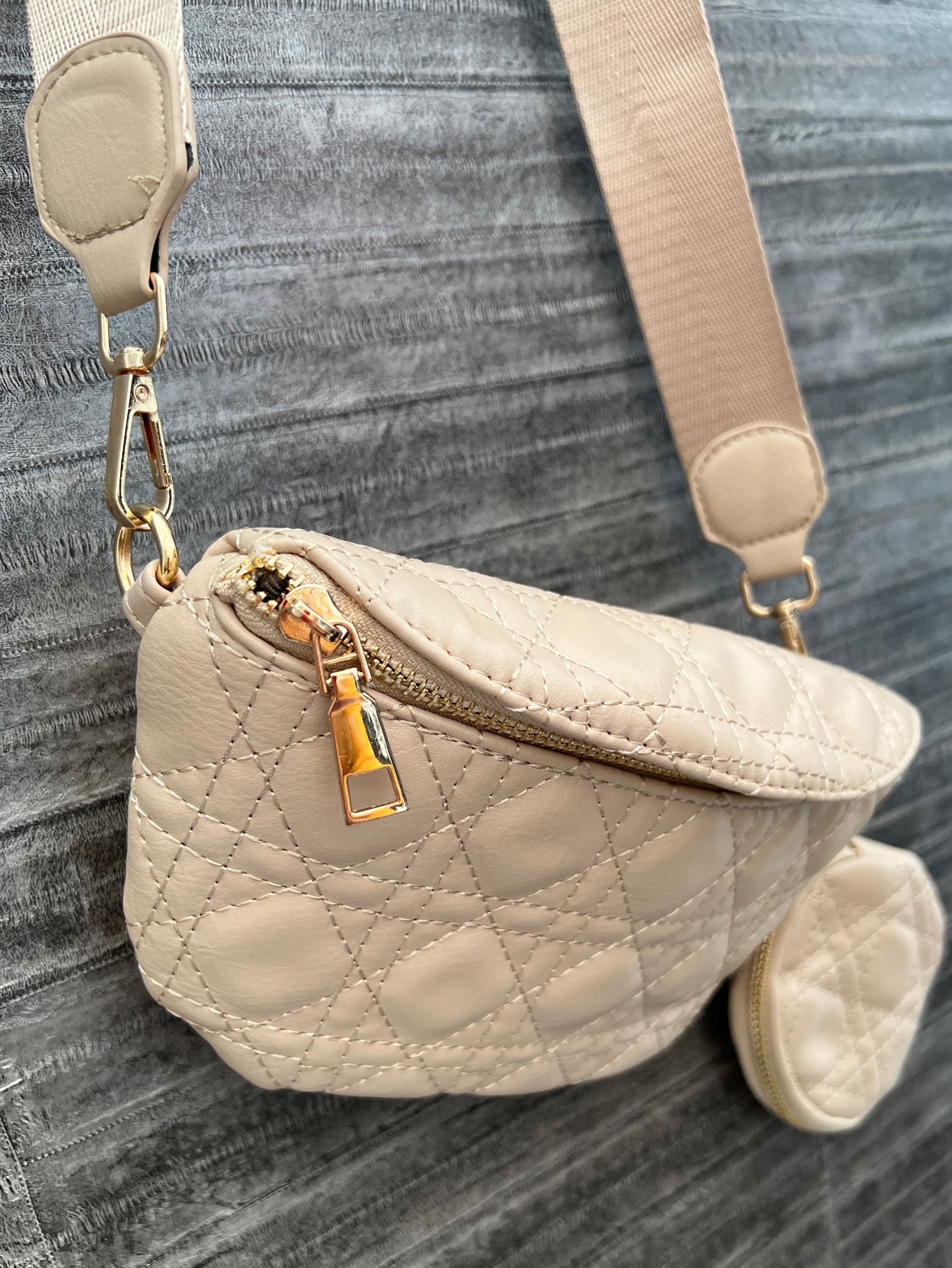 Fiona - Bältesväska i läderlook med guldkedja - Black