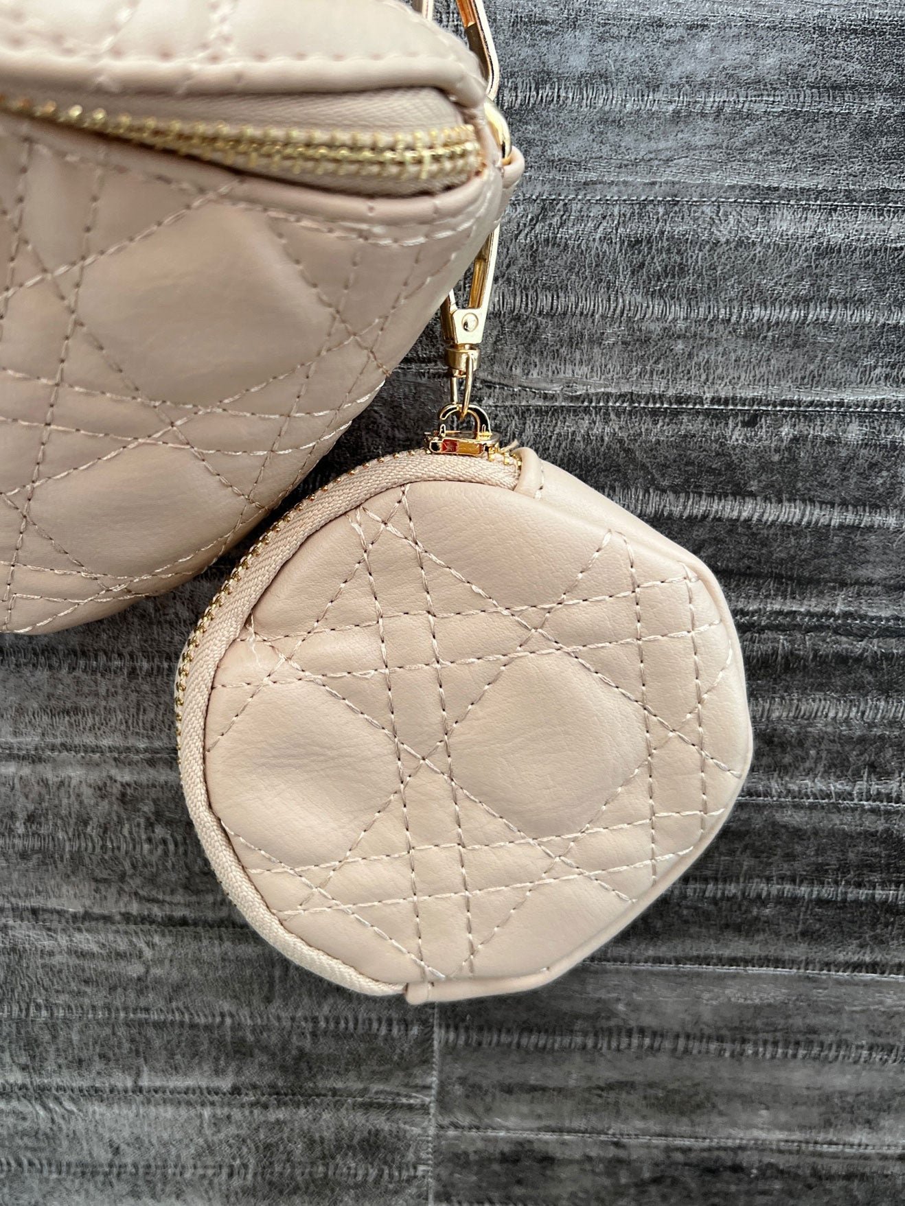 Fiona - Bältesväska i läderlook med guldkedja