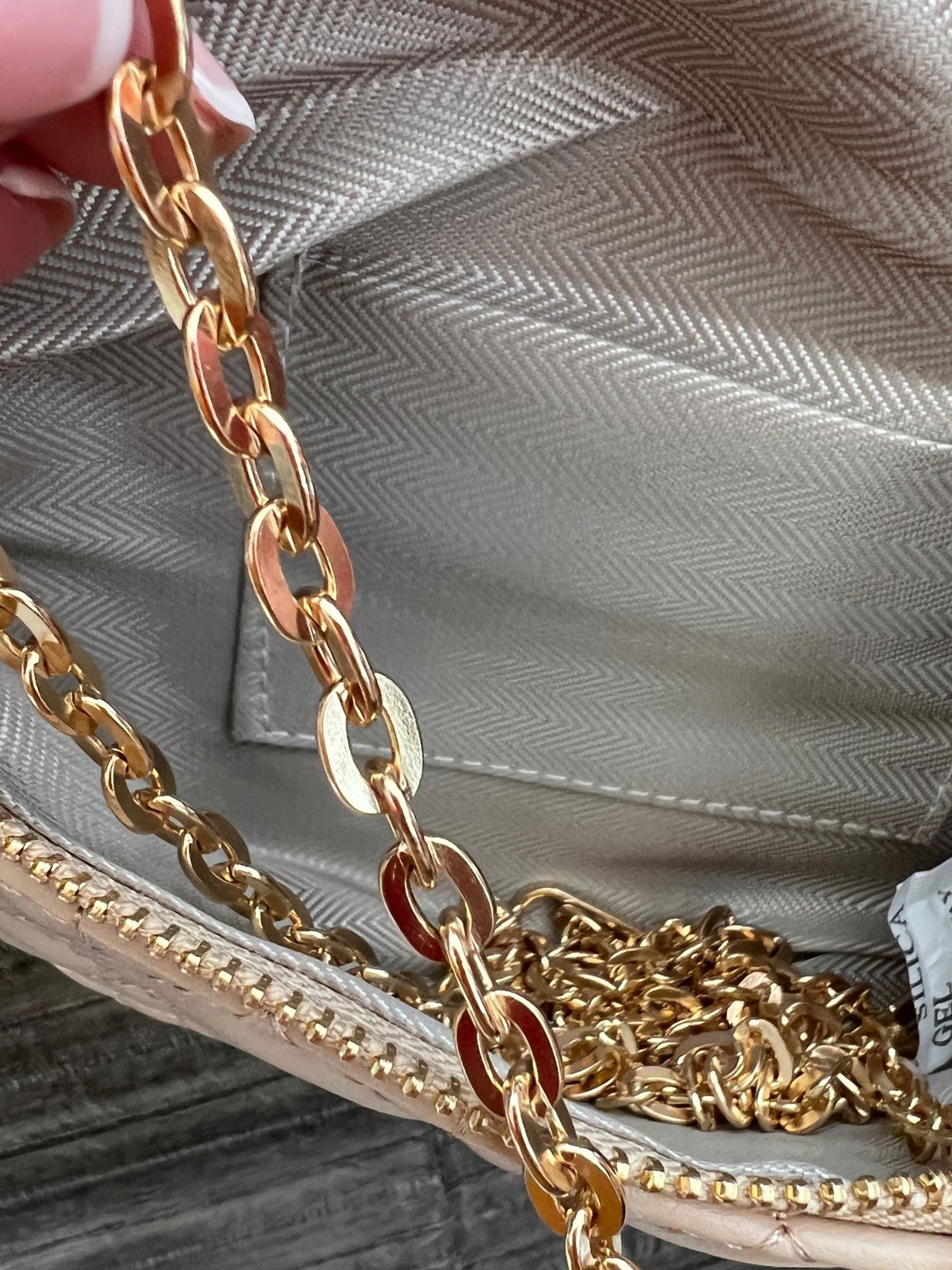 Fiona - Bältesväska i läderlook med guldkedja