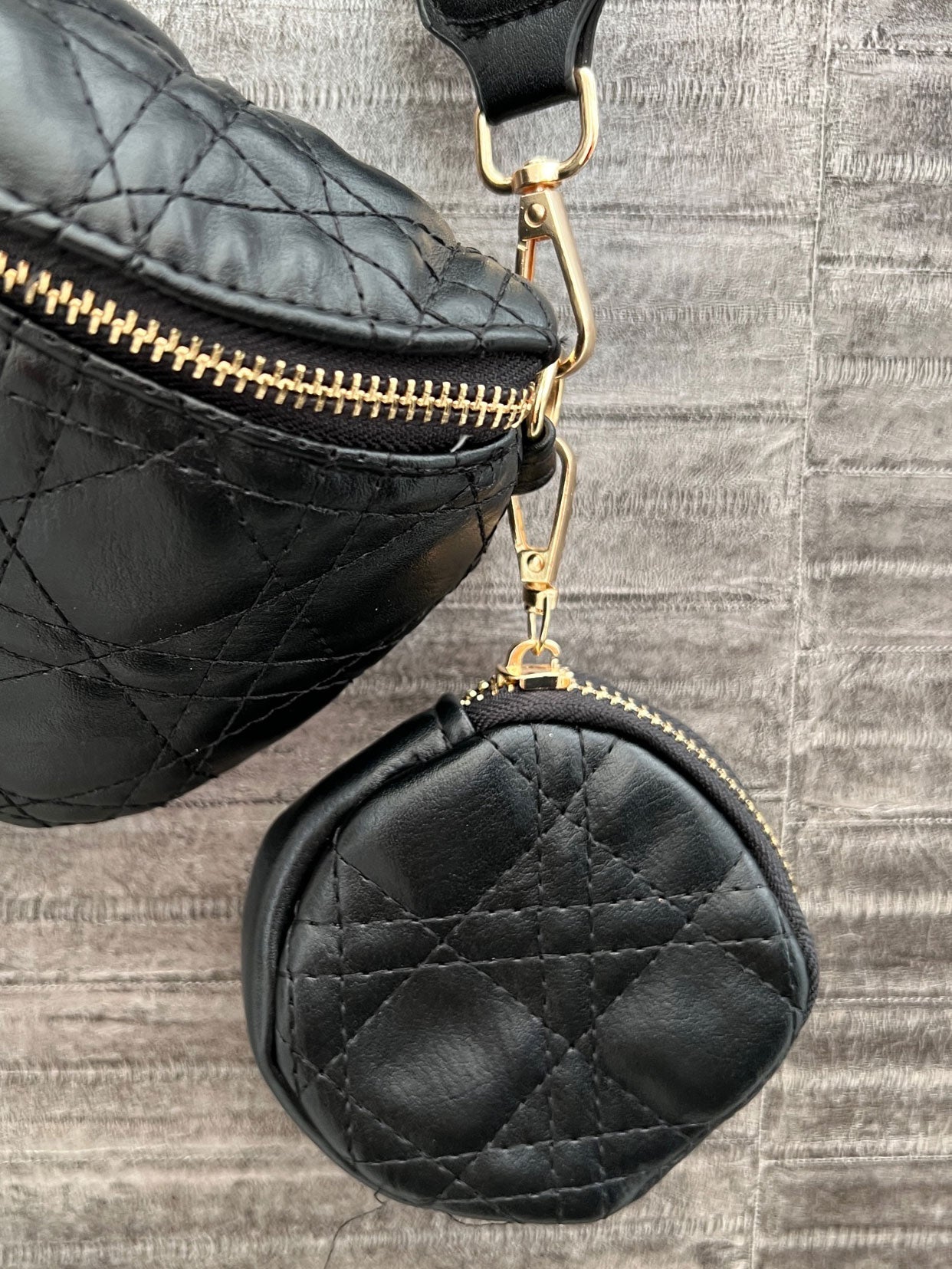 Fiona - Bältesväska i läderlook med guldkedja