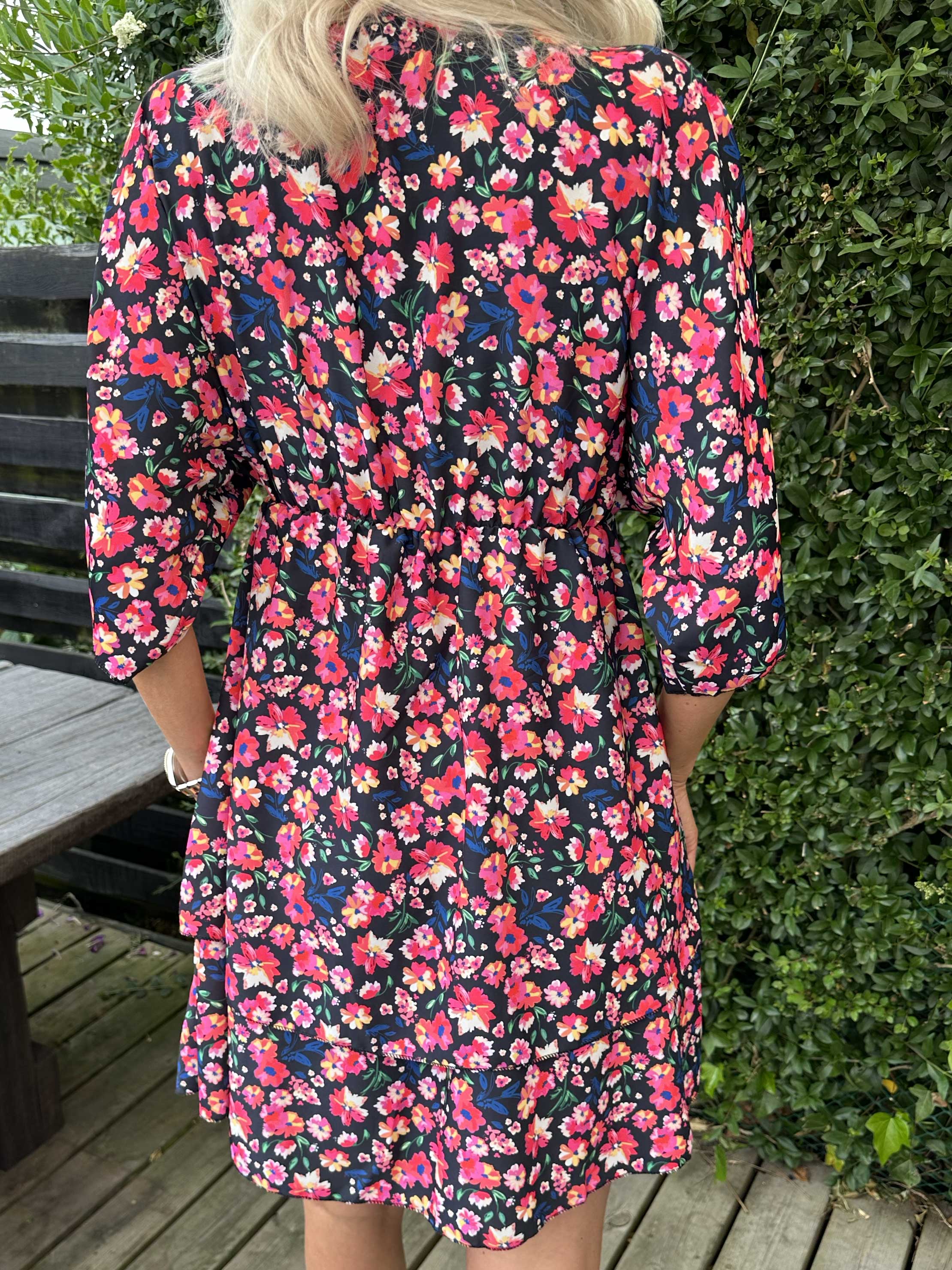 Giada - Kort klänning med blommigt tryck - Black