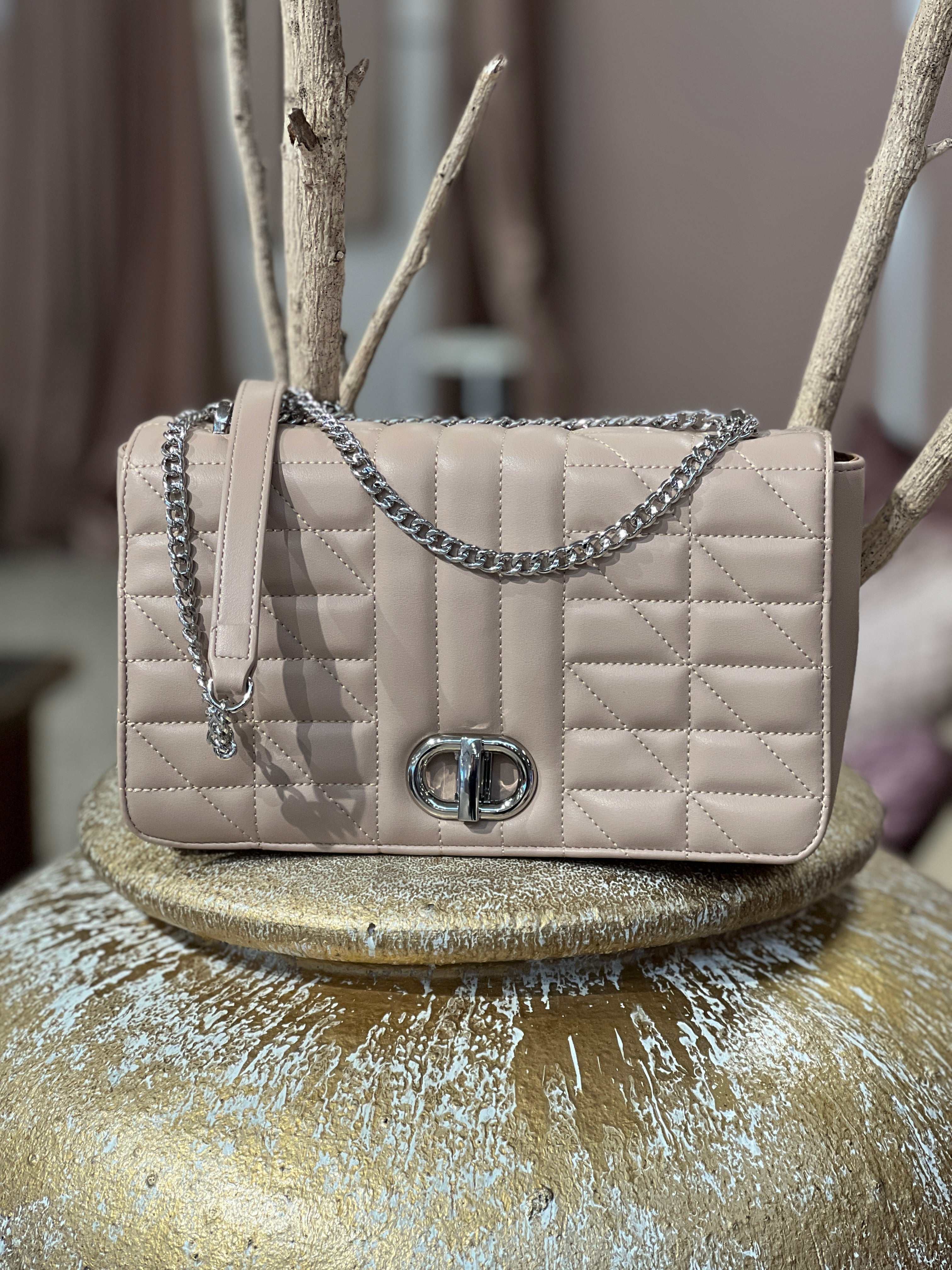 Hallie - Stor korsväska med silverfärgad kedja och stängning