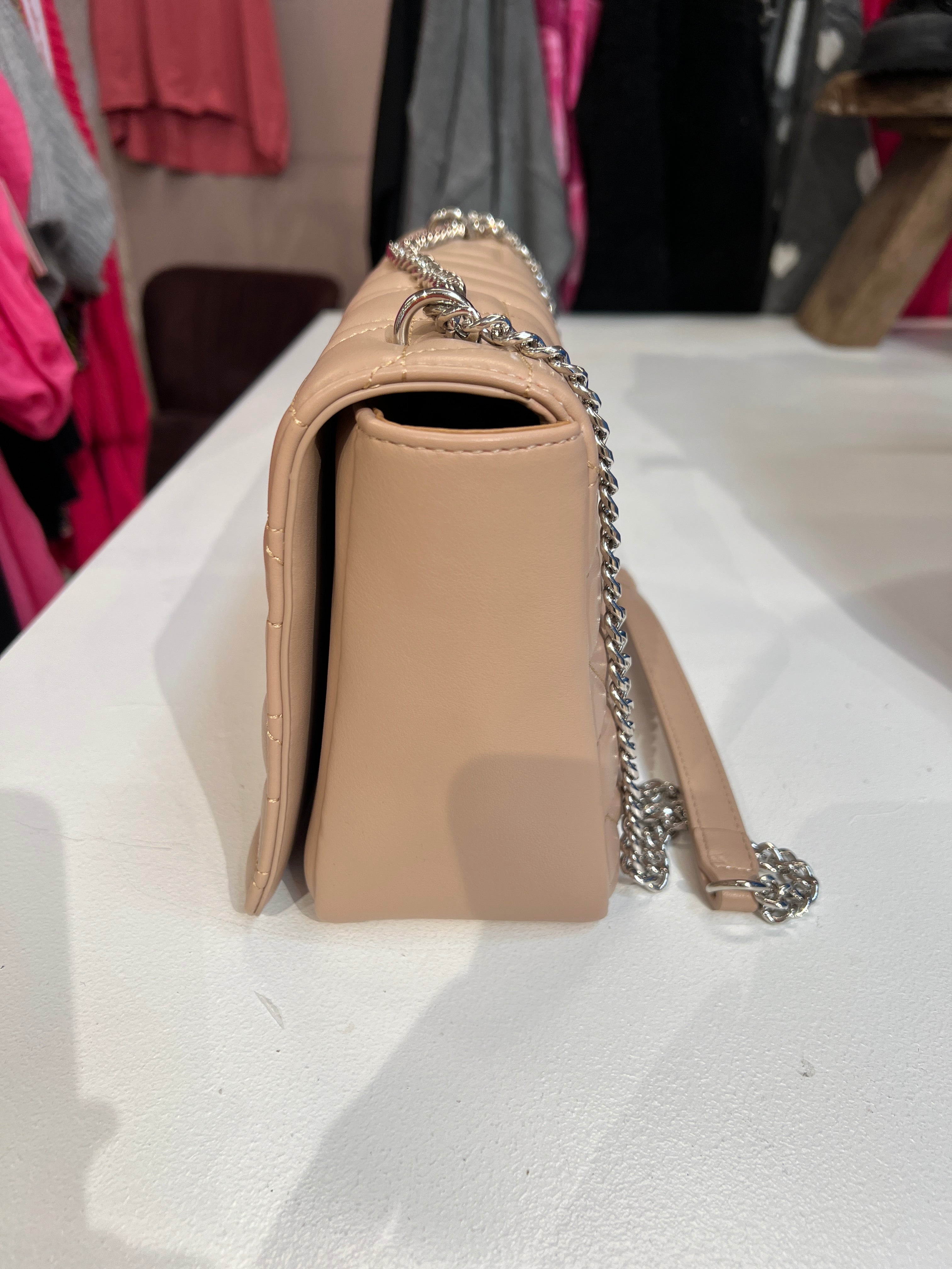 Hallie - Stor korsväska med silverfärgad kedja och stängning