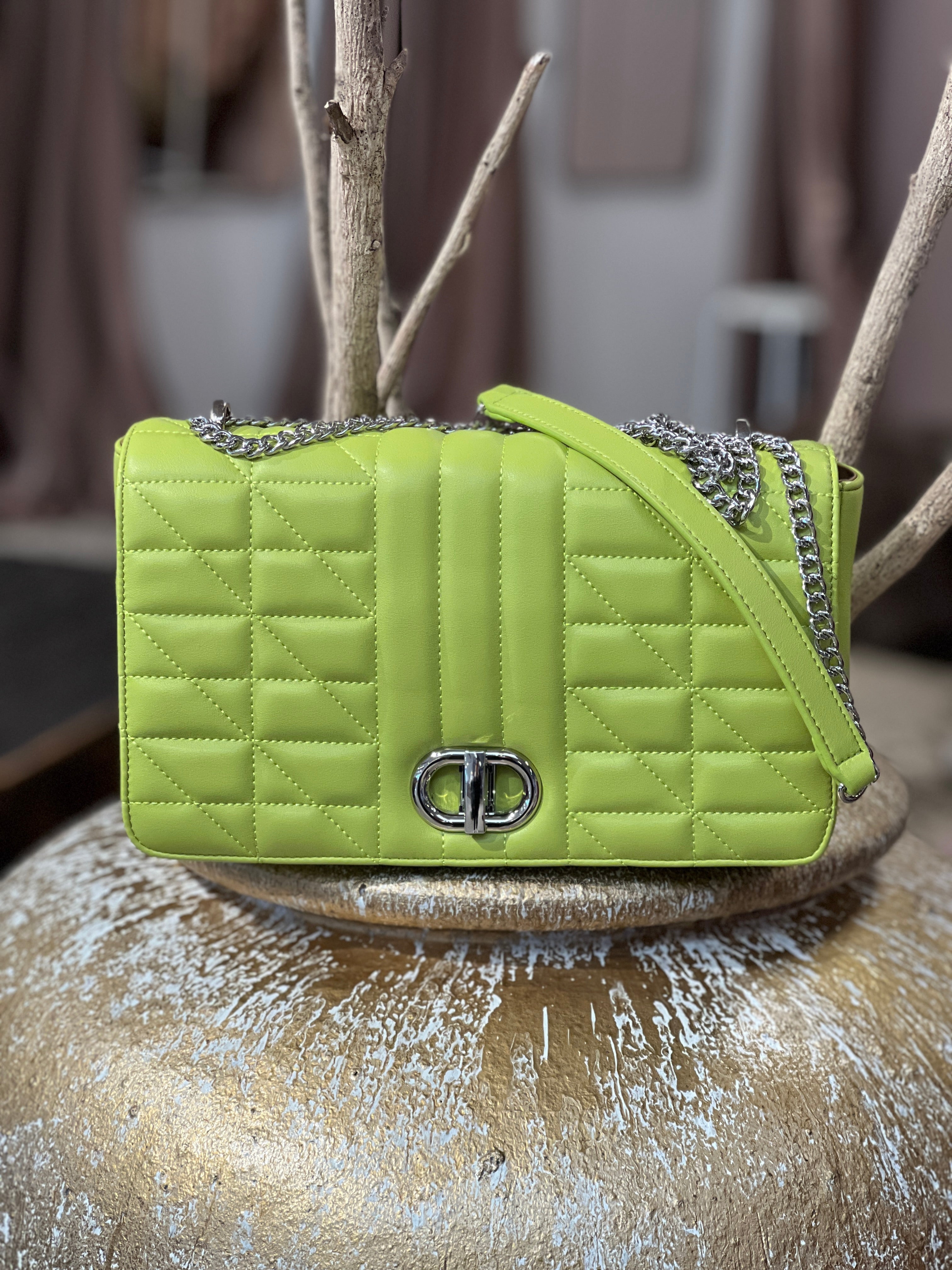 Hallie - Stor korsväska med silverfärgad kedja och stängning