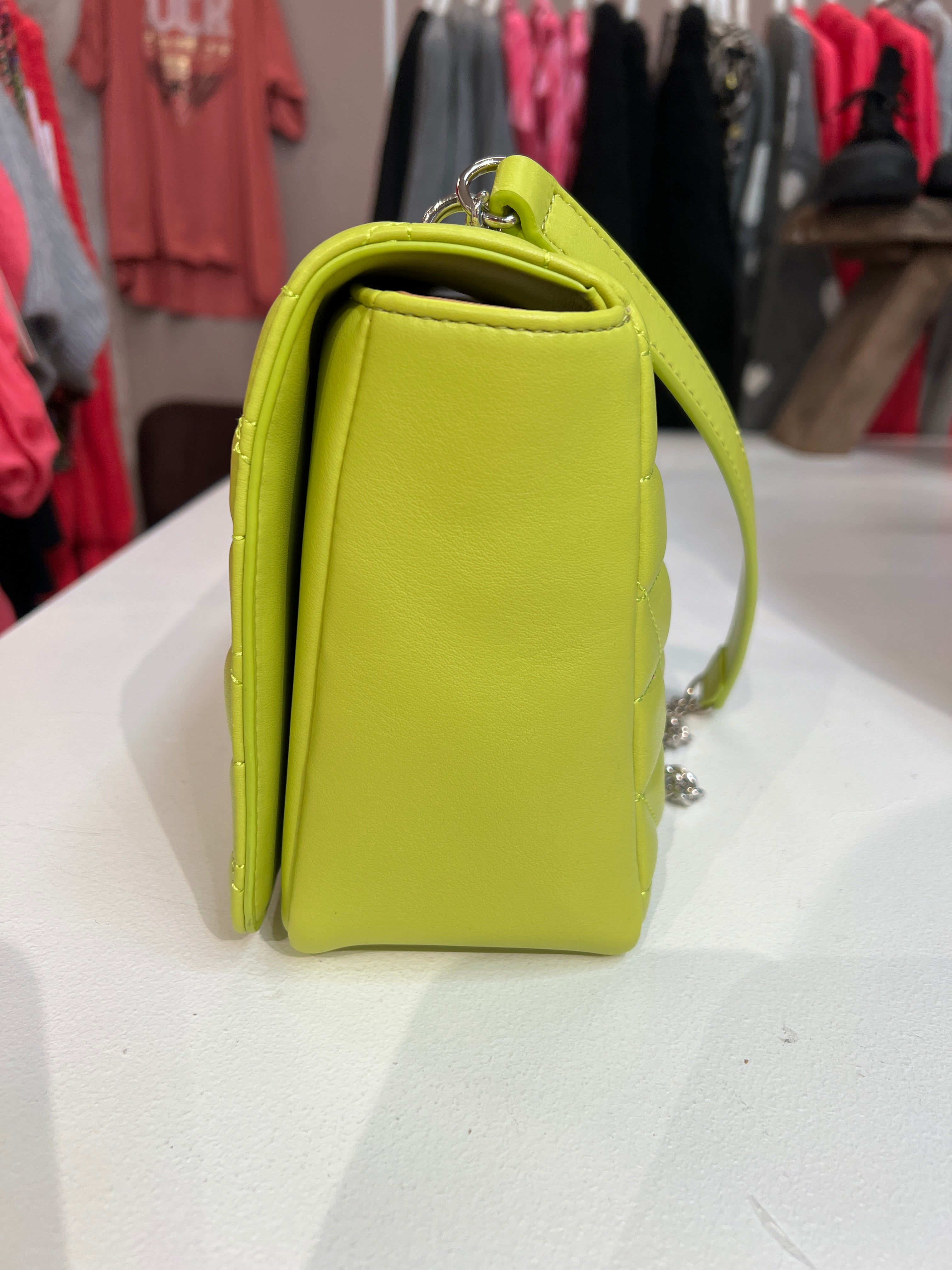 Hallie - Stor korsväska med silverfärgad kedja och stängning