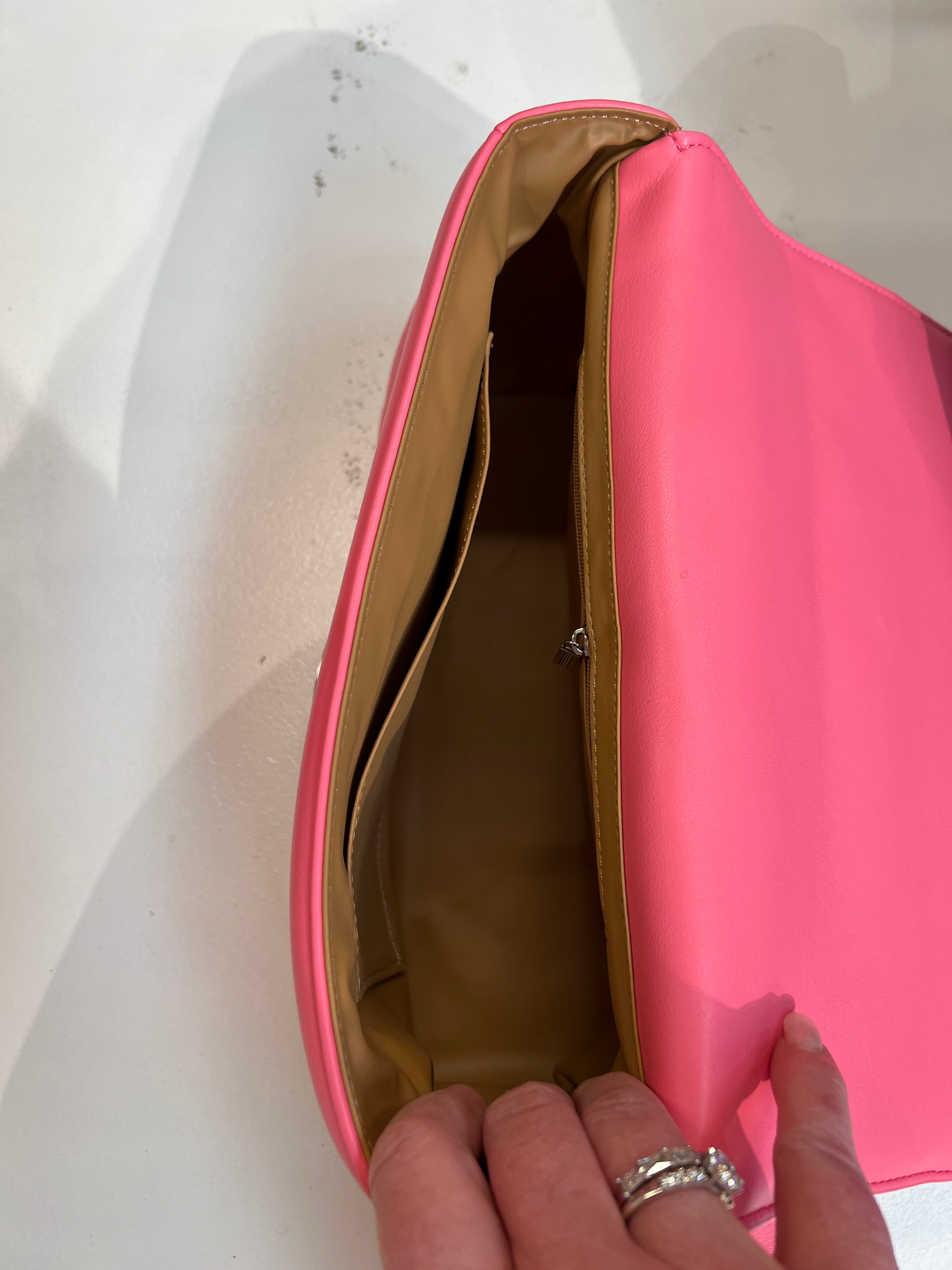 Hallie - Stor korsväska med silverfärgad kedja och stängning