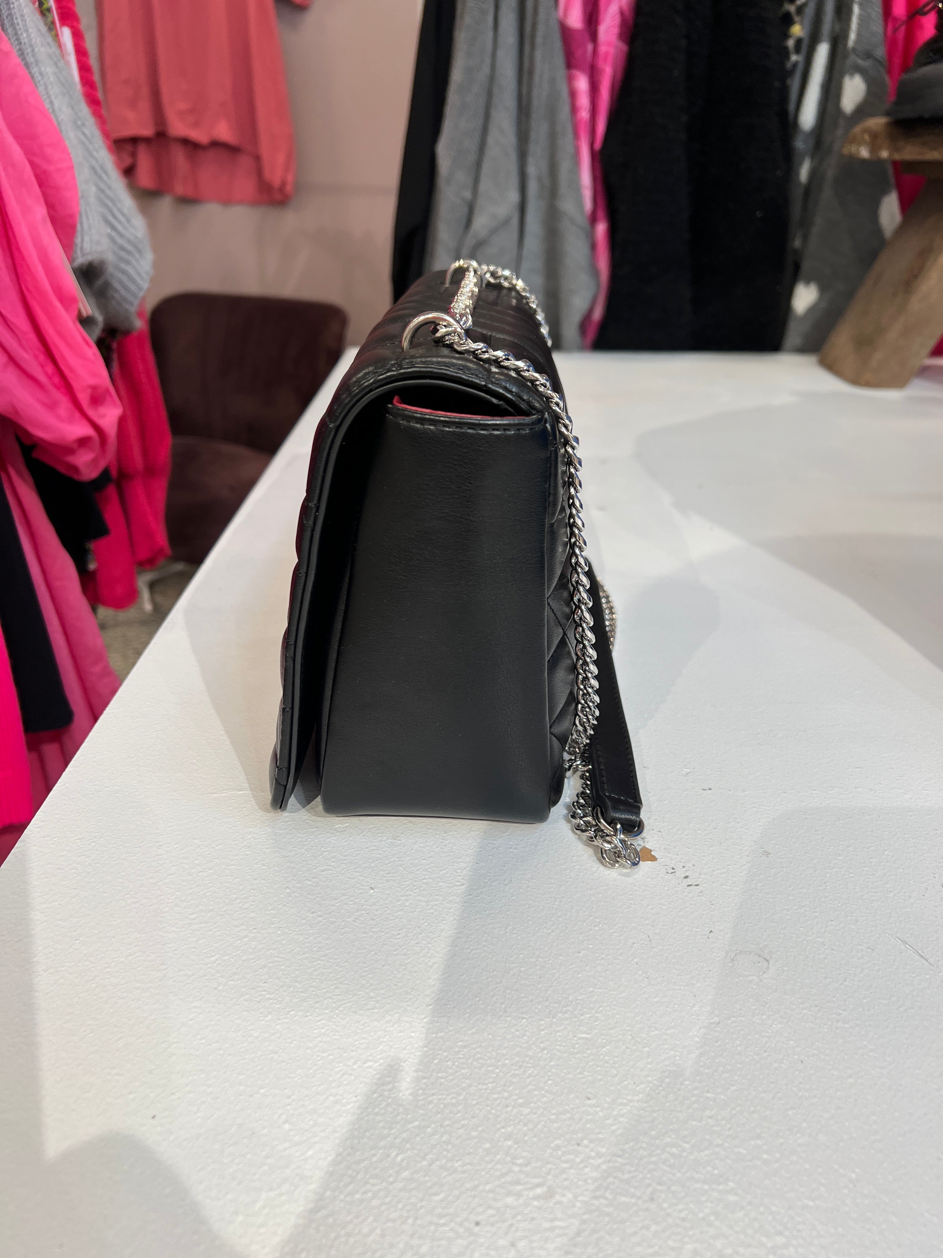 Hallie - Stor korsväska med silverfärgad kedja och stängning