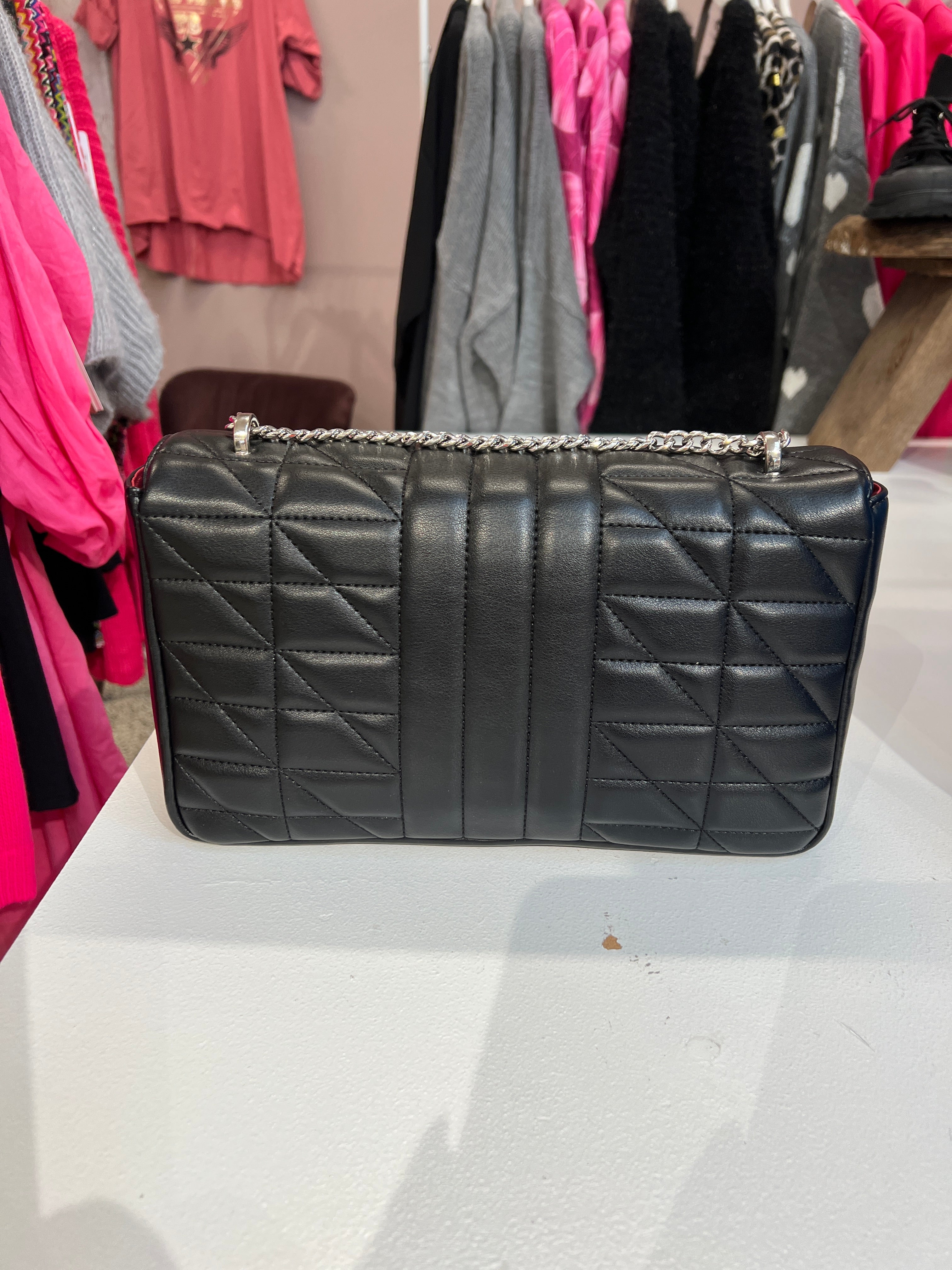 Hallie - Stor korsväska med silverfärgad kedja och stängning