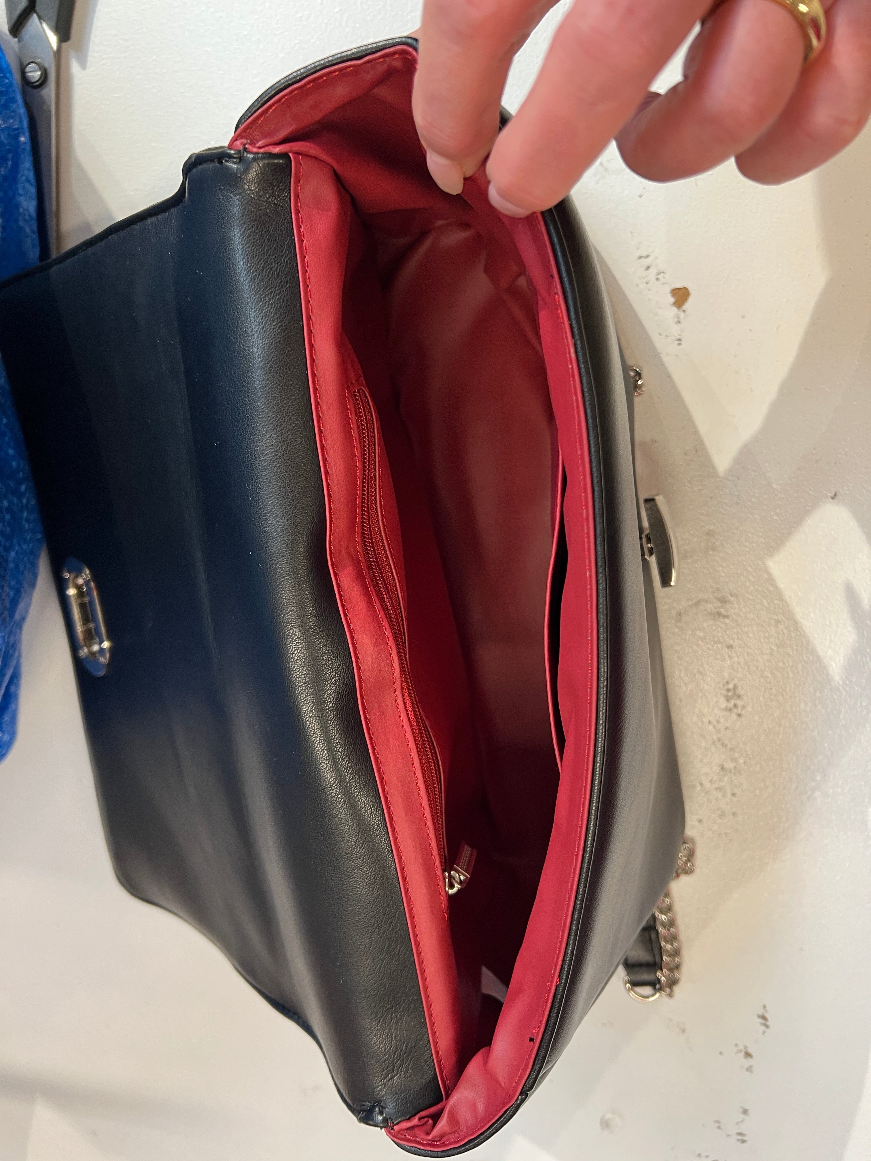 Hallie - Stor korsväska med silverfärgad kedja och stängning