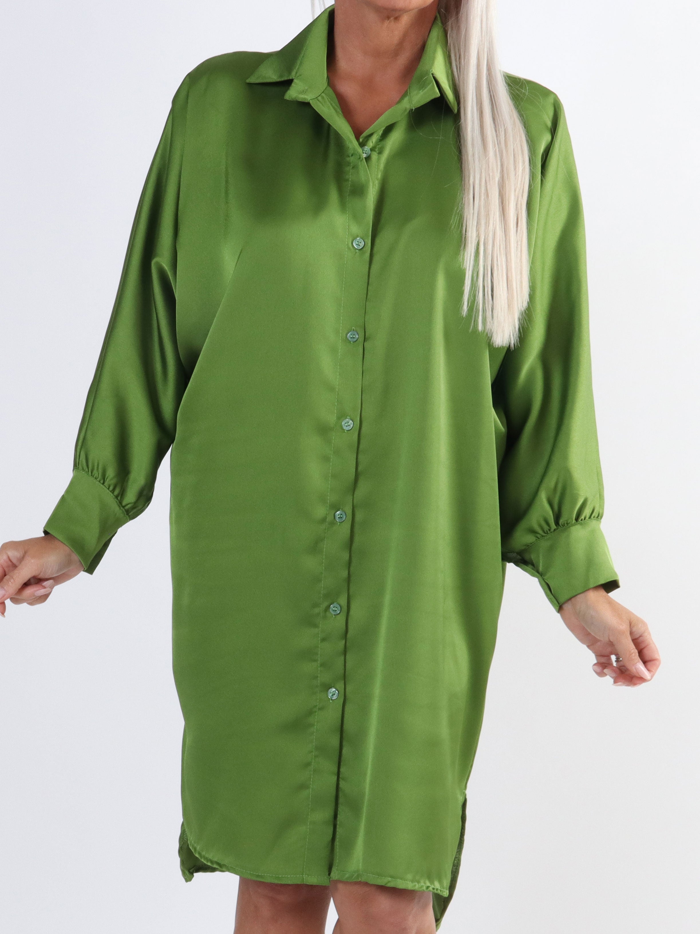 Hassel - Fin plus size skjortklänning i sidenlook - Black