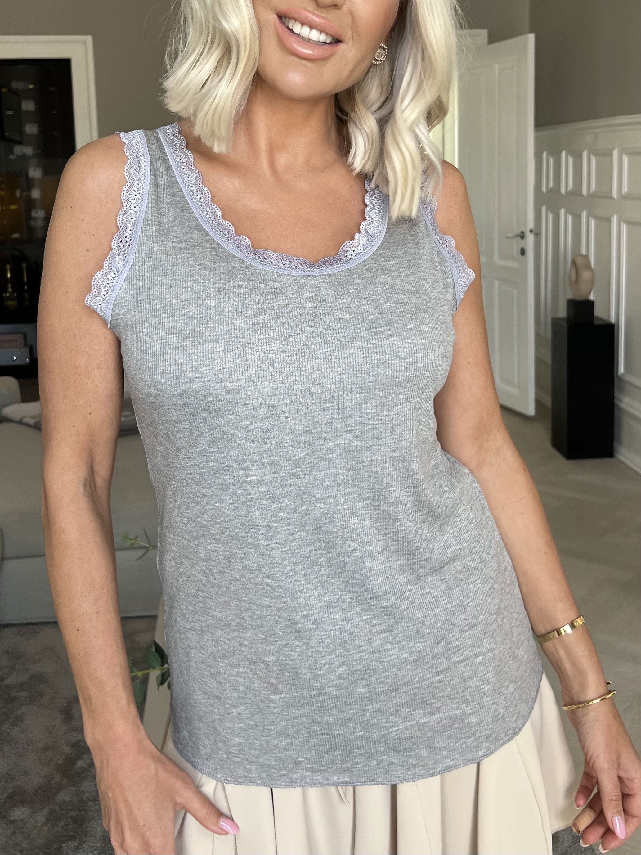 Ibina - Söt topp med resår och spetskant