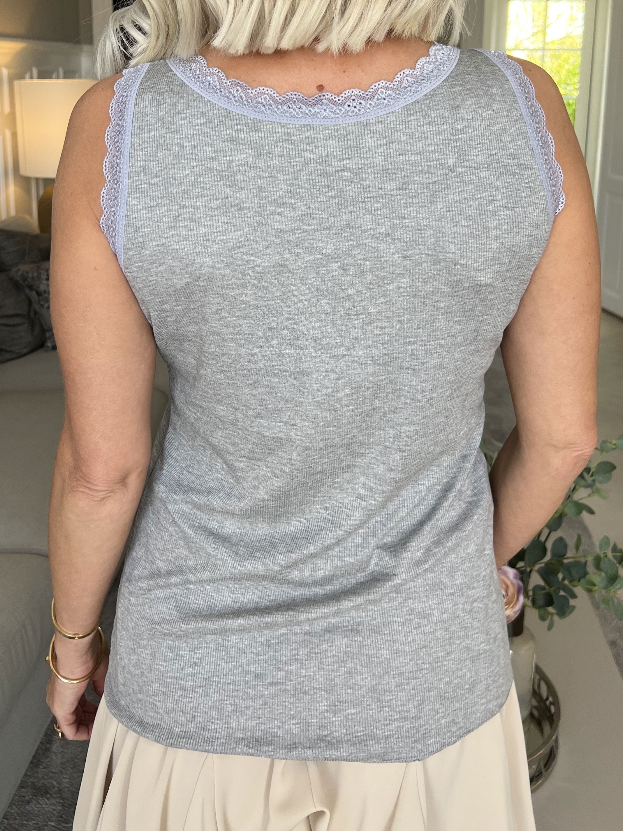 Ibina - Söt topp med resår och spetskant