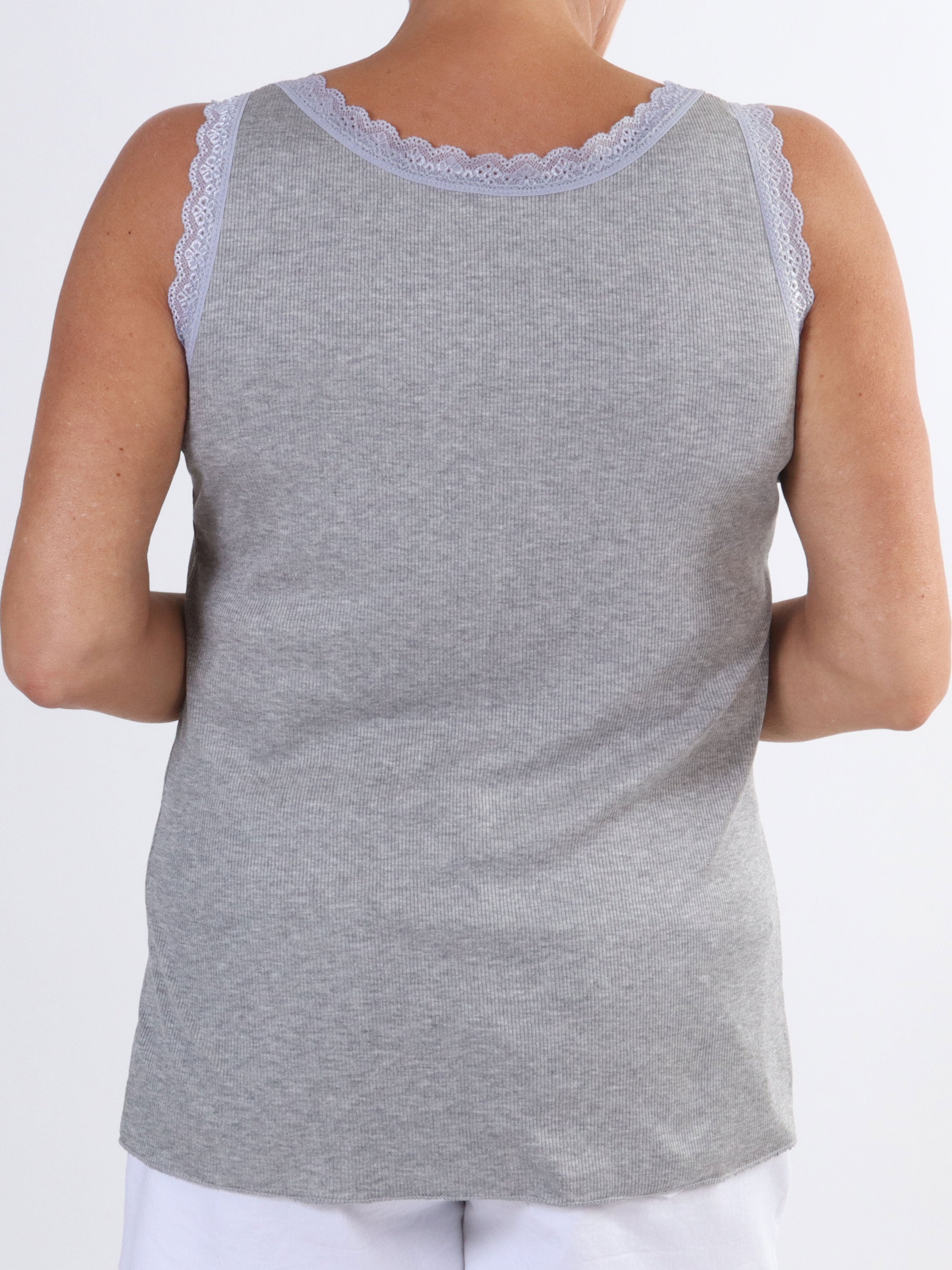 Ibina - Söt topp i stora storlekar med ribbad kant och spets