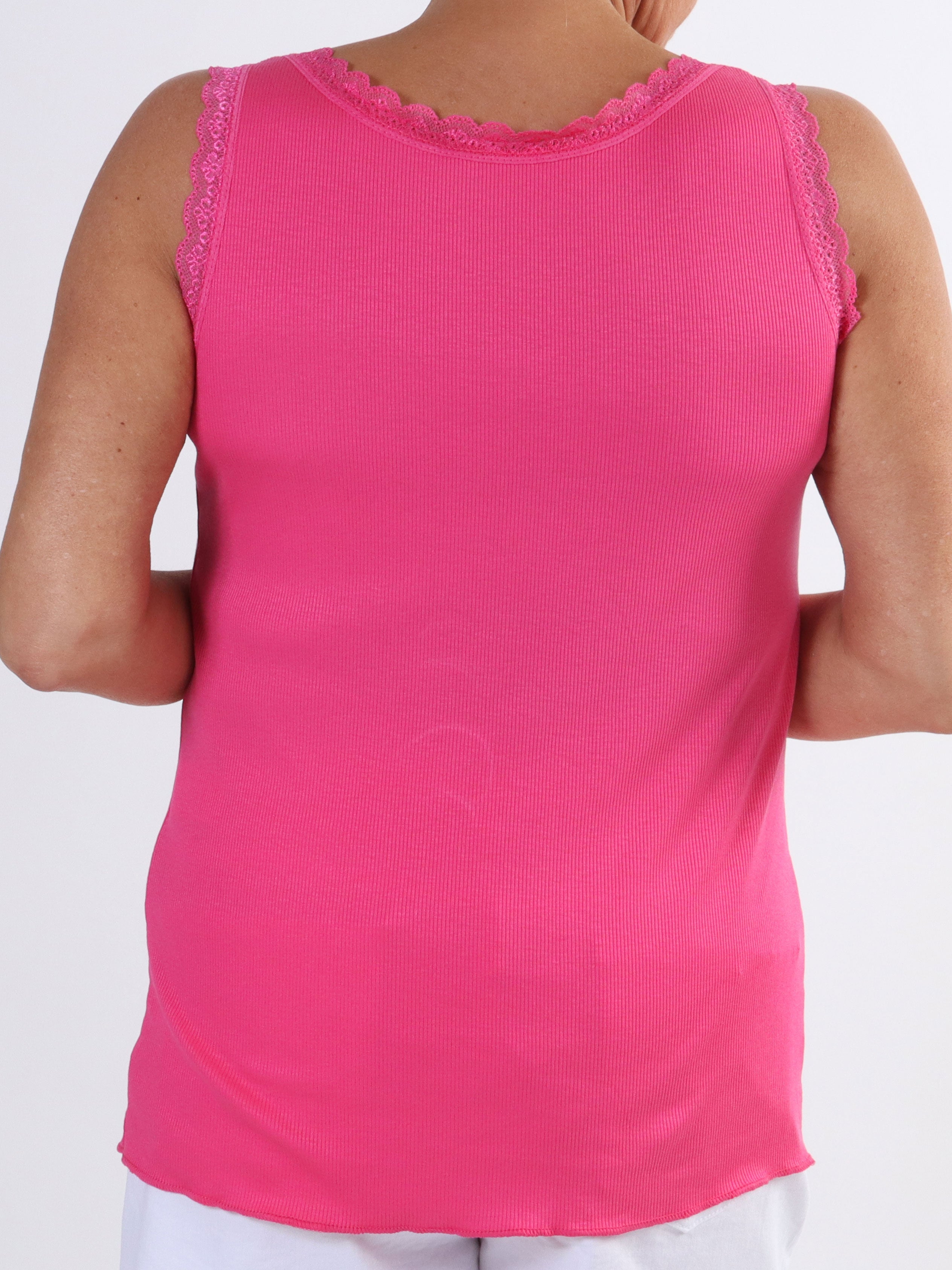 Ibina - Söt topp i stora storlekar med ribbad kant och spets