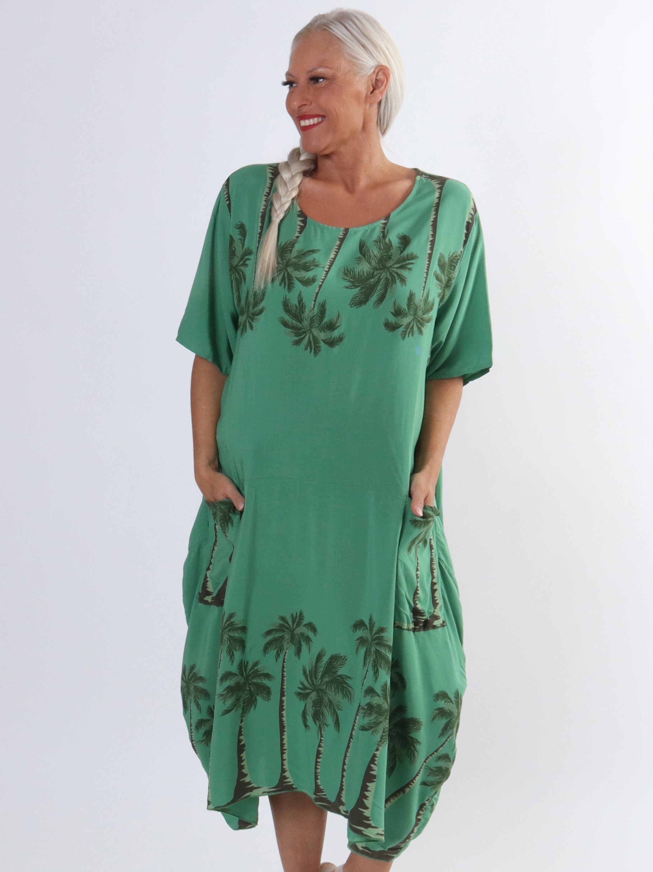 Idaline - Söt plus size-klänning med palmmotiv och fickor - White