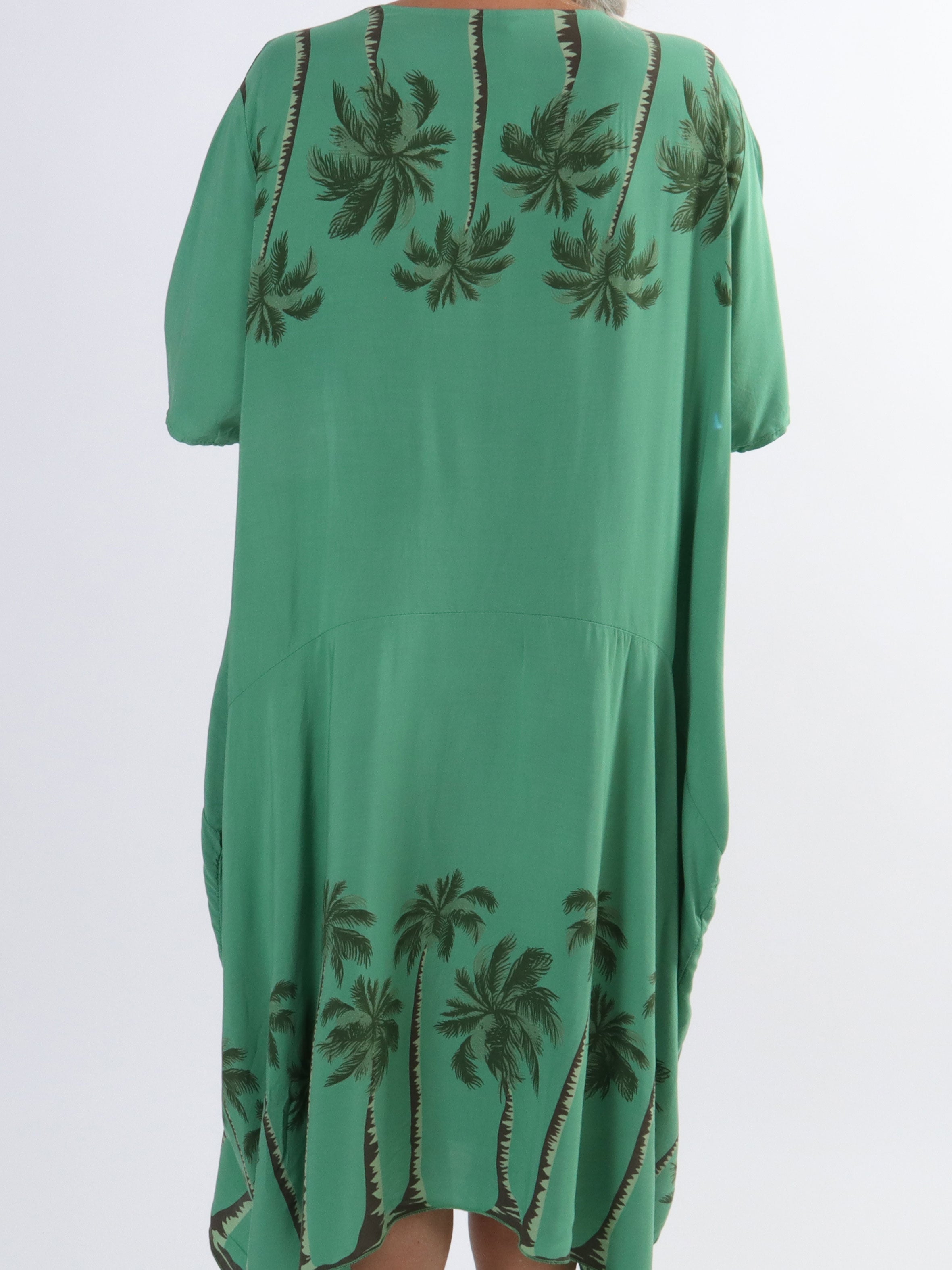 Idaline - Söt plus size-klänning med palmmotiv och fickor - Green