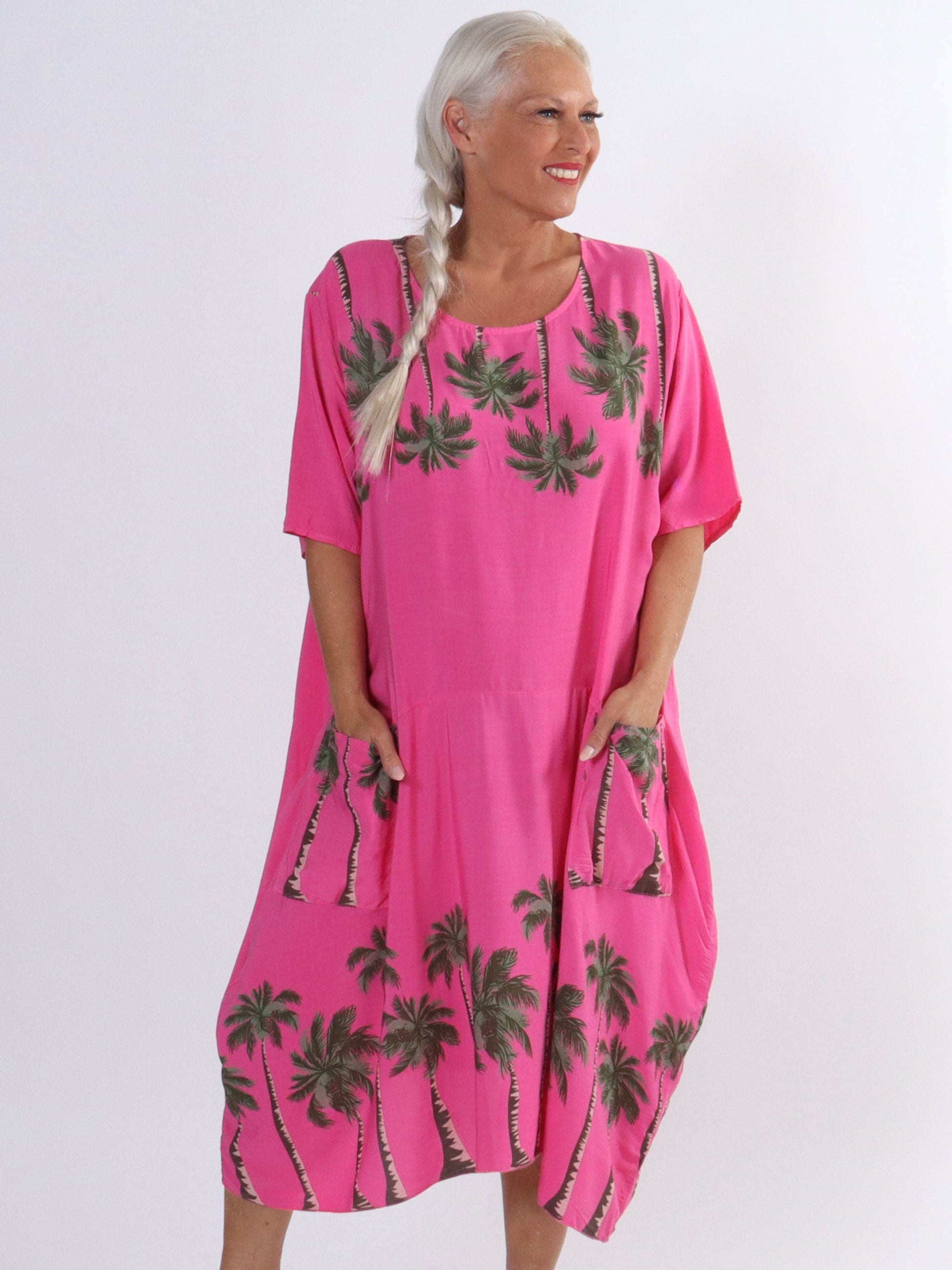 Idaline - Söt plus size-klänning med palmmotiv och fickor