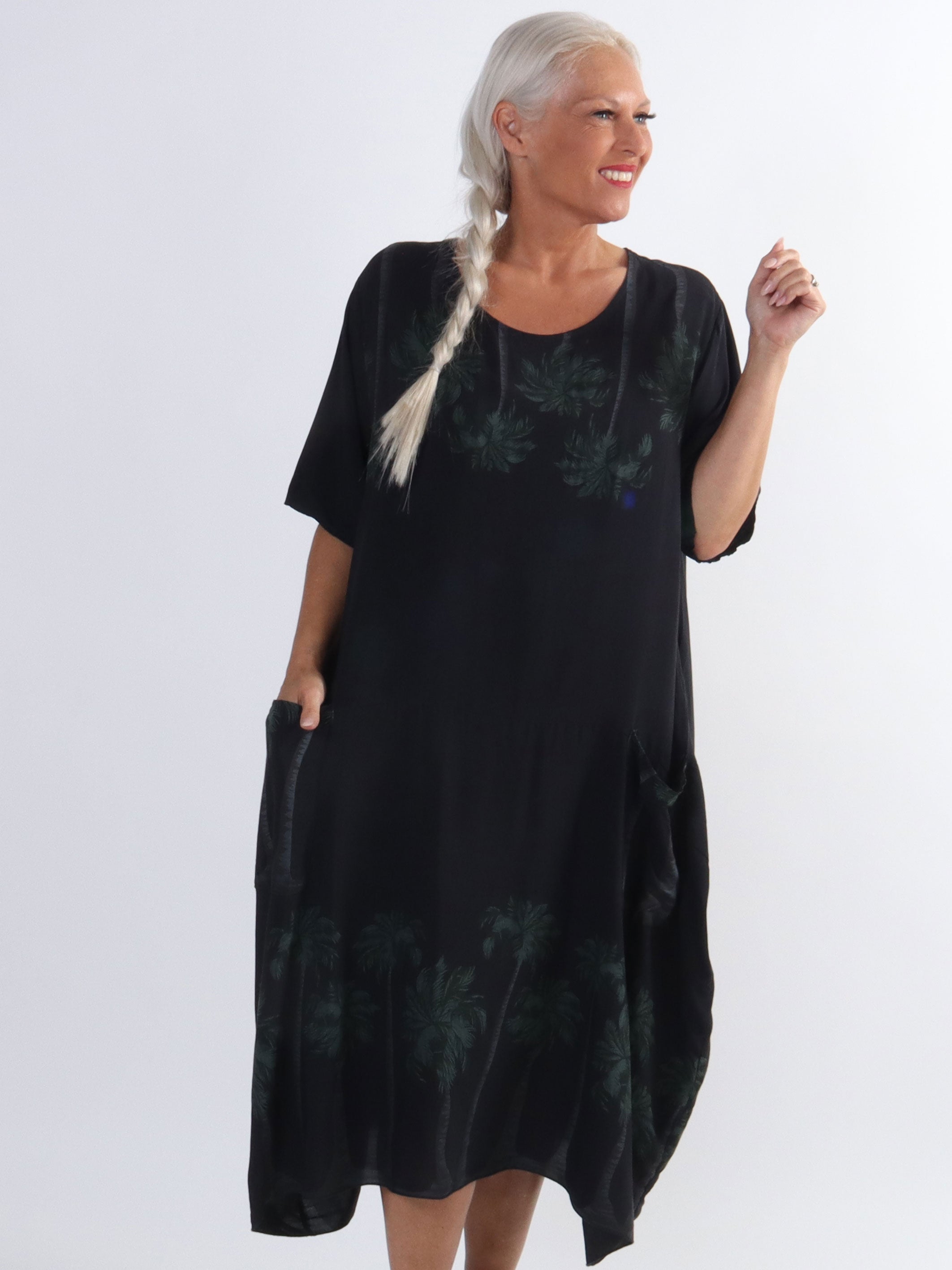 Idaline - Söt plus size-klänning med palmmotiv och fickor