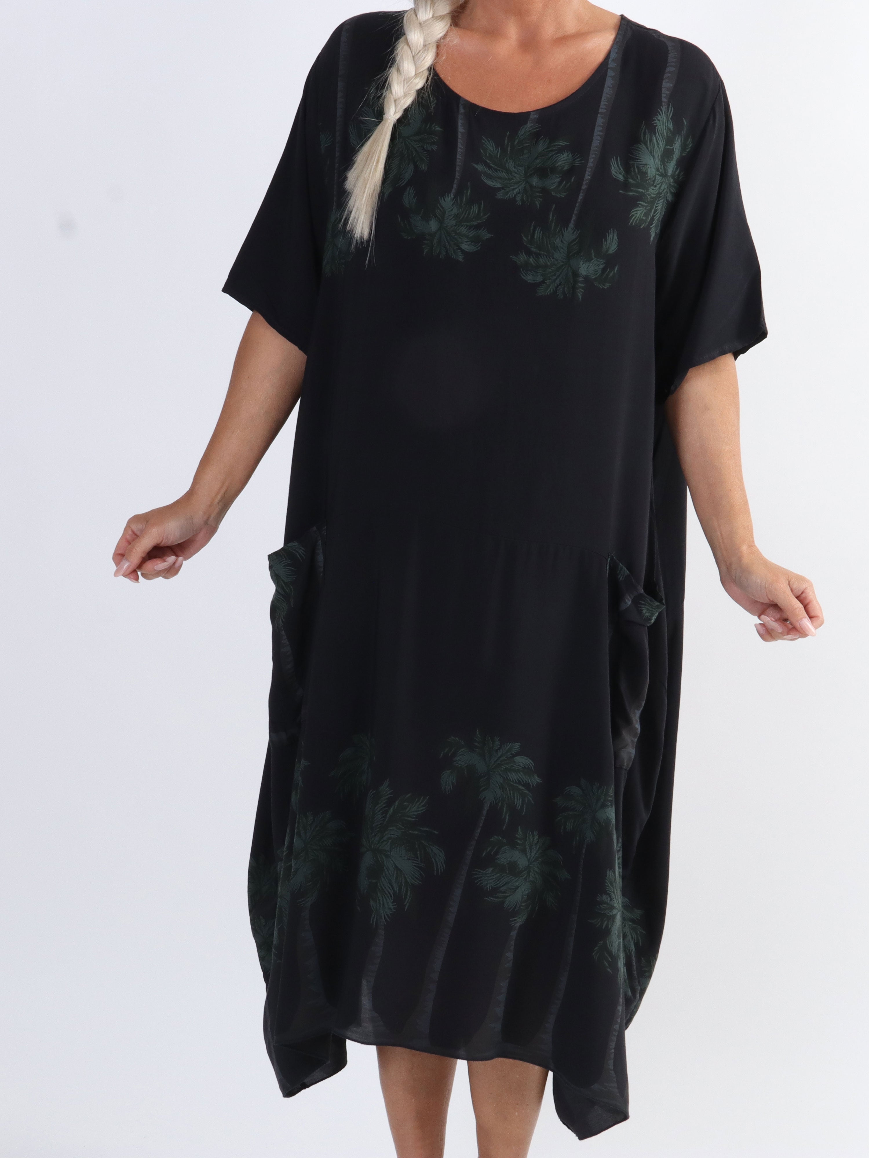 Idaline - Söt plus size-klänning med palmmotiv och fickor