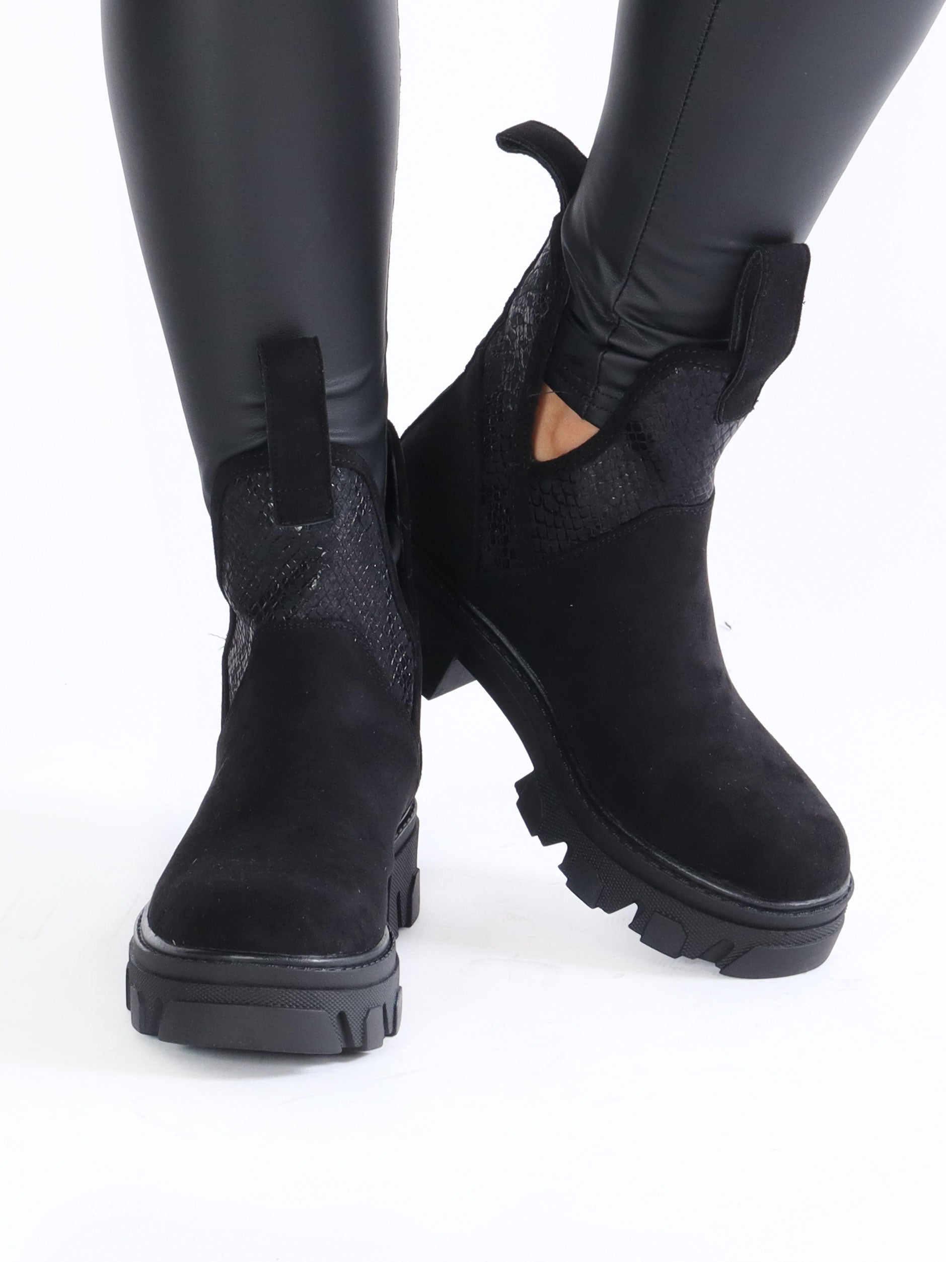 Iliona - Kraftiga stövlar i mocka-look