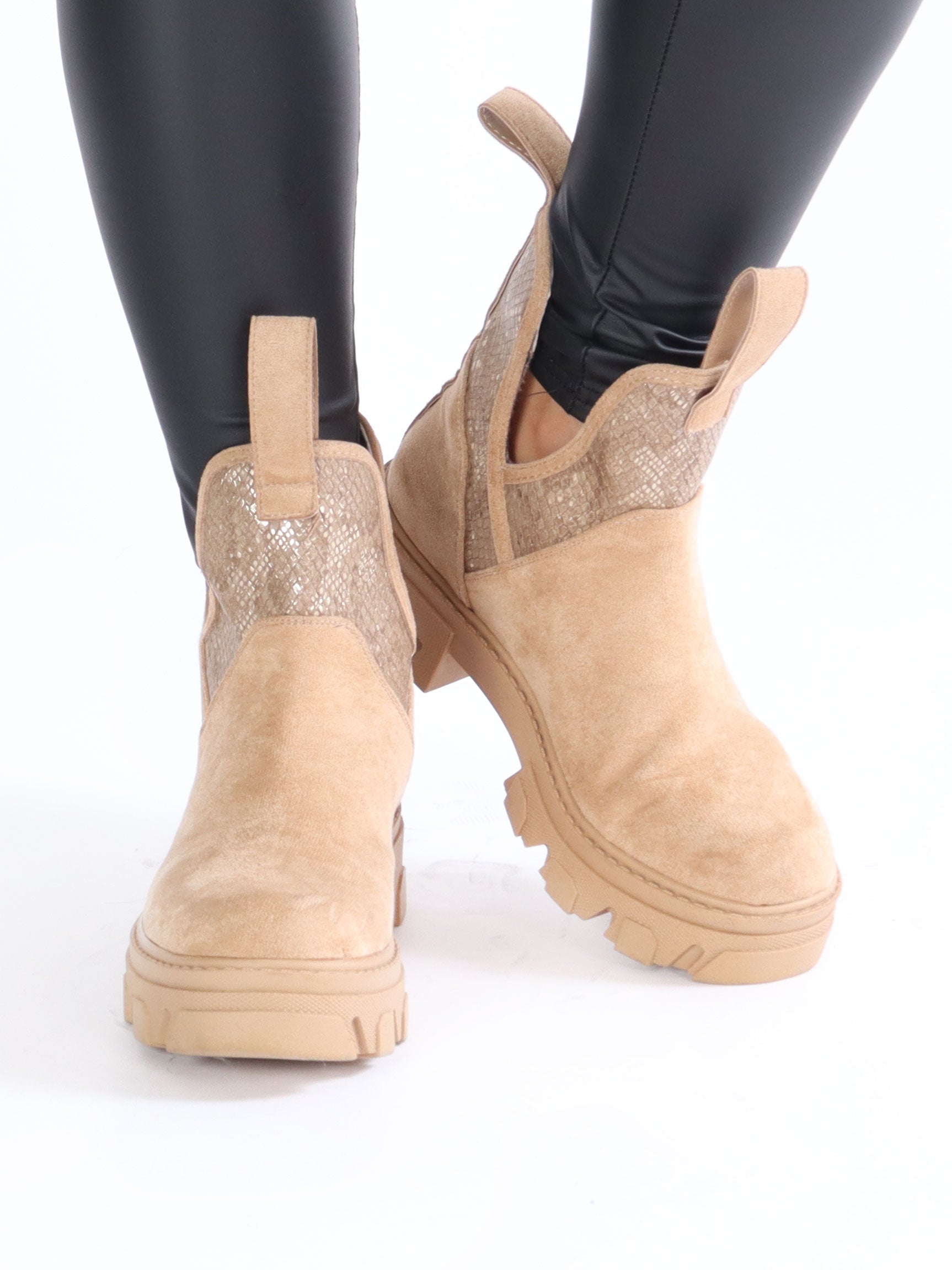 Iliona - Kraftiga stövlar i mocka-look