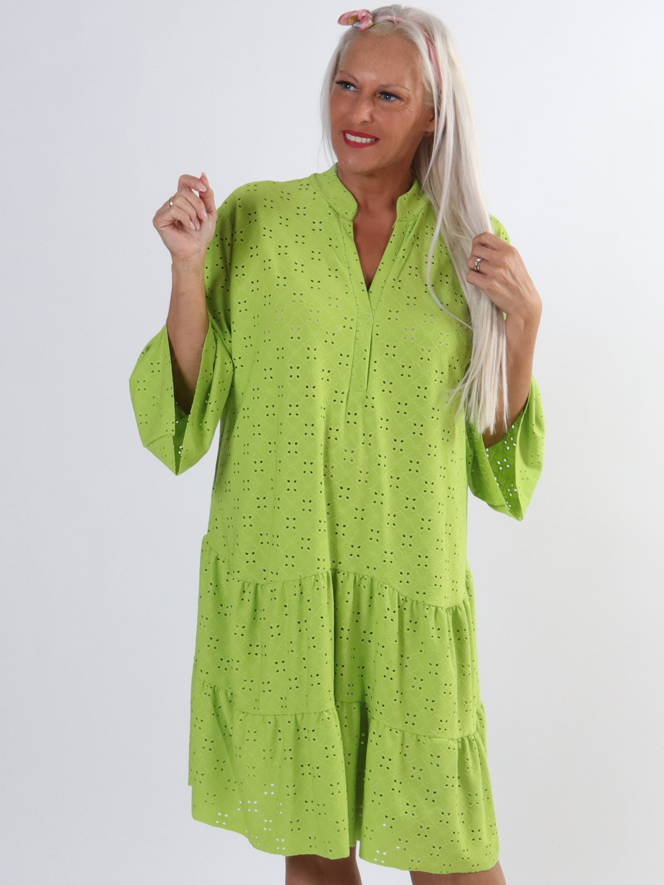 Indiana - Söt stretchig klänning i broderi anglaise för stora storlekar - Lime green