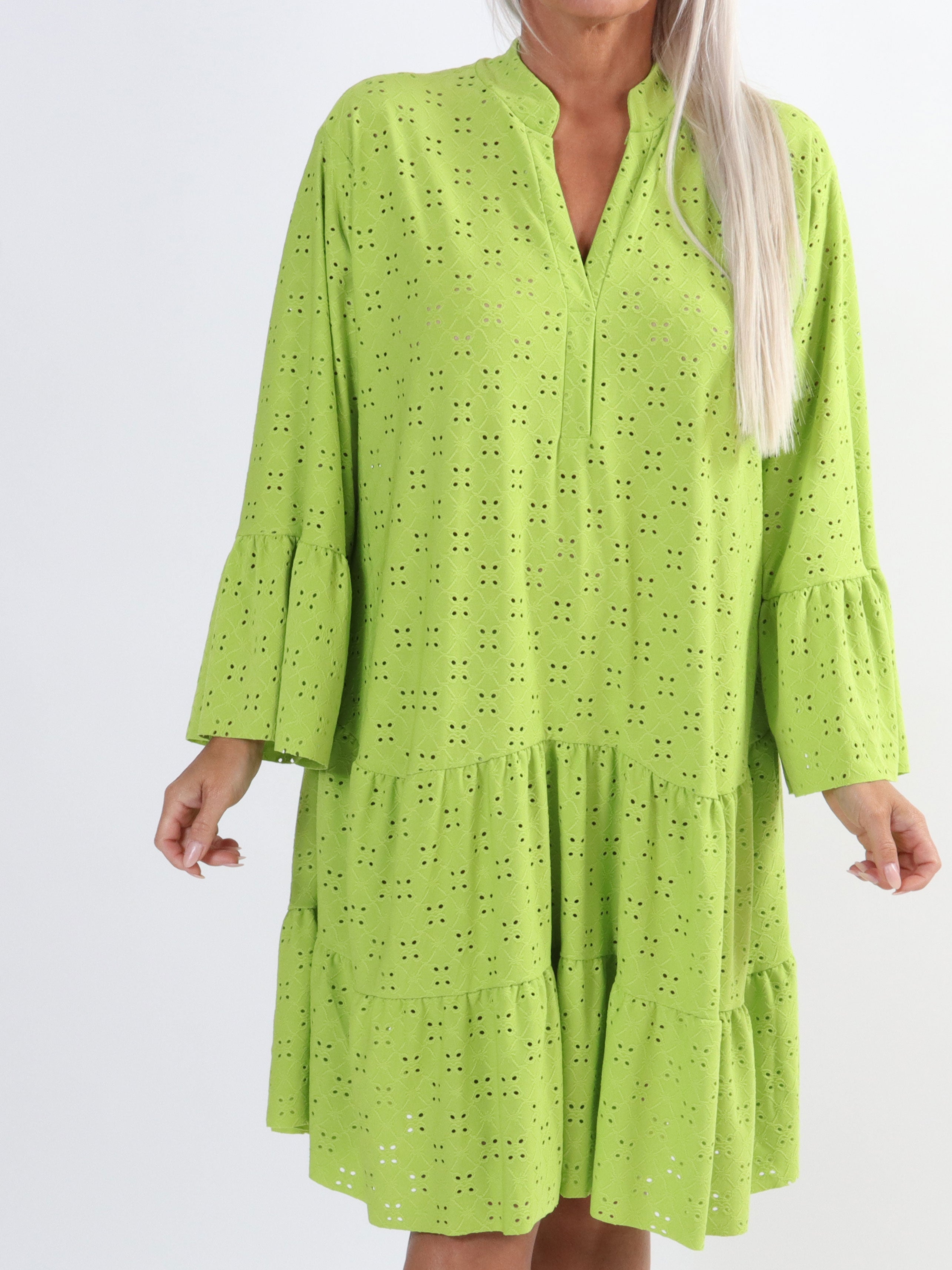 Indiana - Söt stretchig klänning i broderi anglaise för stora storlekar - Lavender