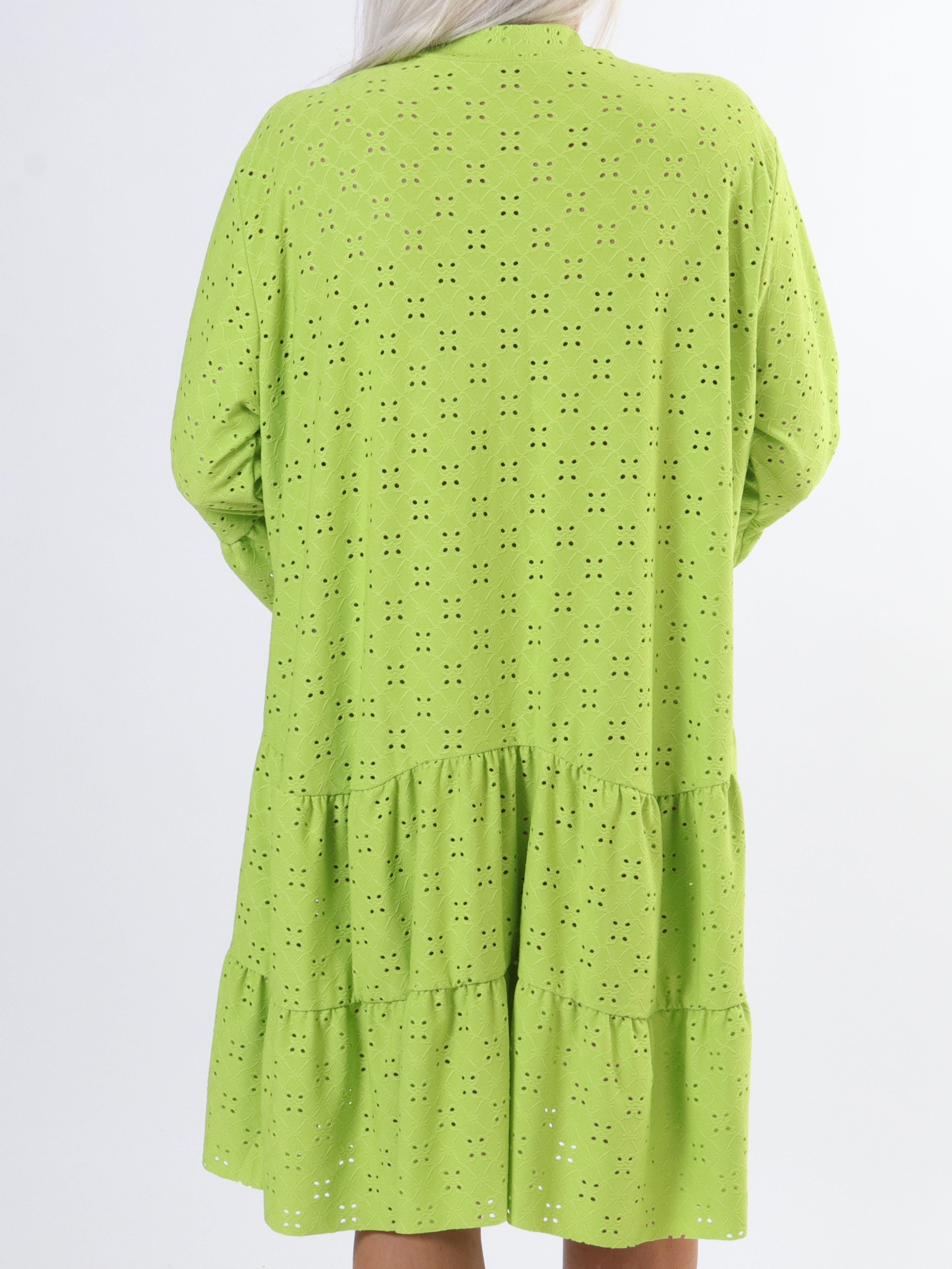 Indiana - Söt stretchig klänning i broderi anglaise för stora storlekar