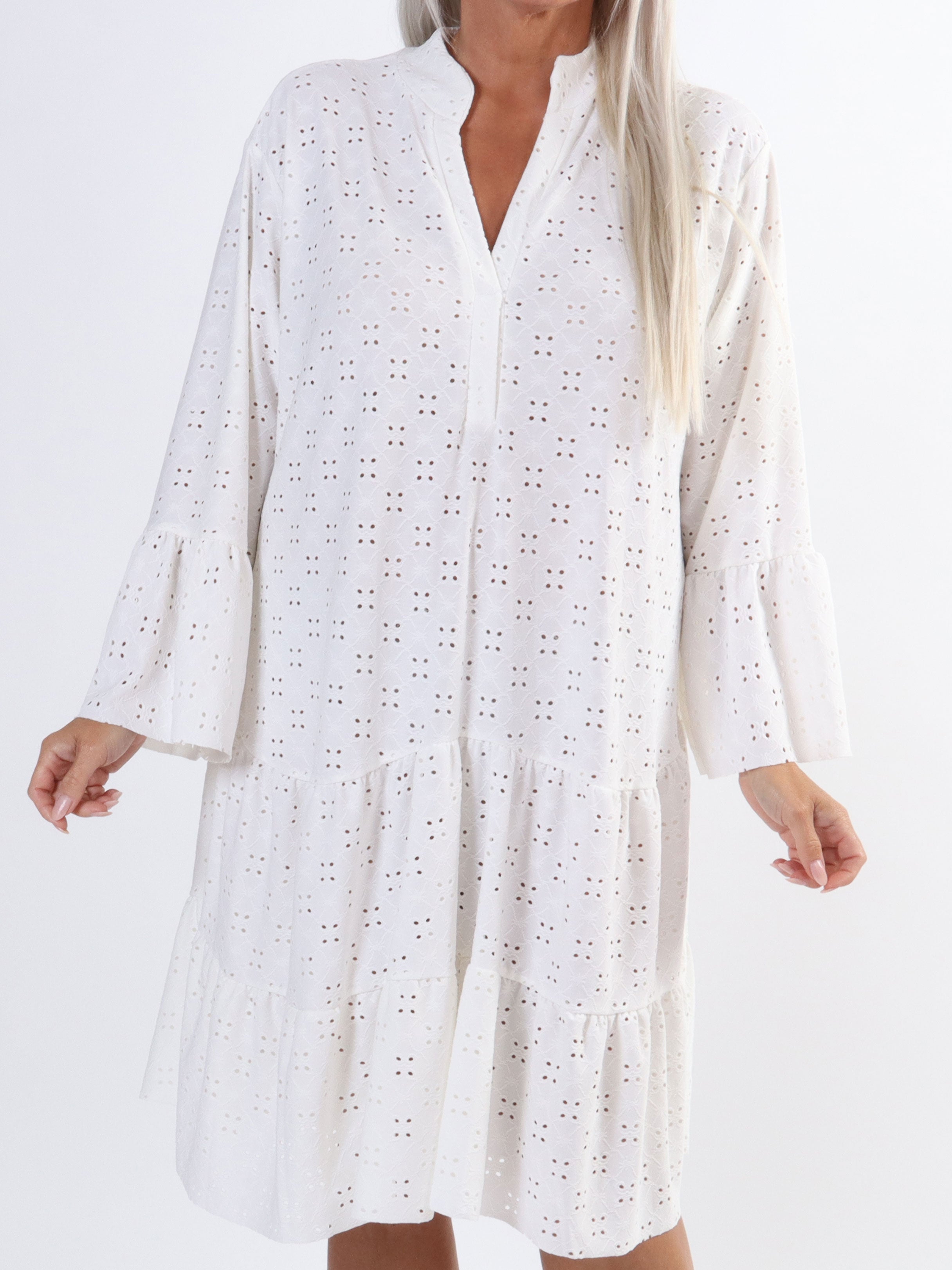 Indiana - Söt stretchig klänning i broderi anglaise för stora storlekar